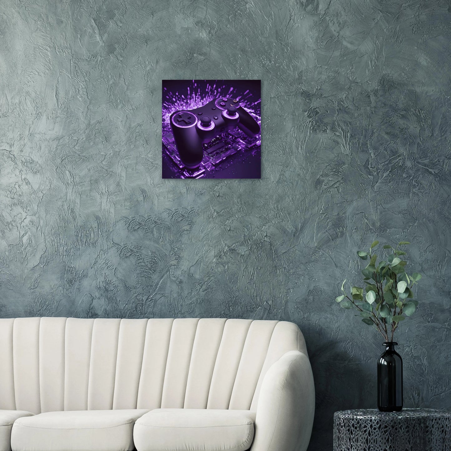 Modernes Gaming-Wandbild mit einem schwarzen Controller, der von violettem Neonlicht und Lichtpartikeln umgeben ist. 50x50 cm. Dibond