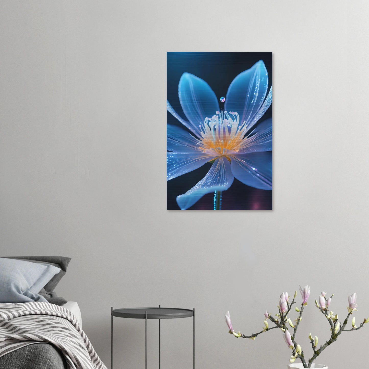 Digitales Wandbild einer blau leuchtenden Blüte mit goldenem Kern und schimmernden Lichtpartikeln auf dunklem Grund. 50x75 cm. Brushed