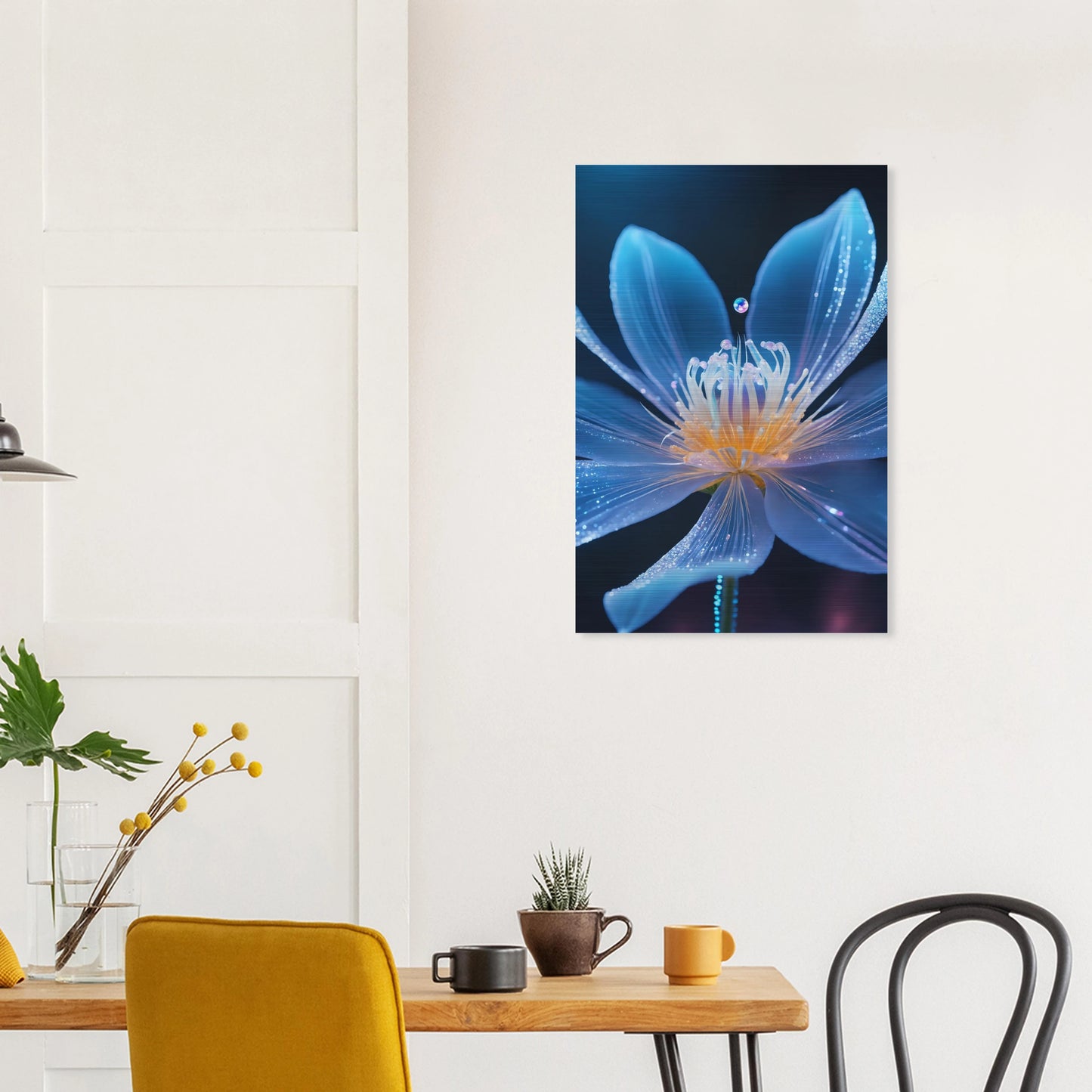Digitales Wandbild einer blau leuchtenden Blüte mit goldenem Kern und schimmernden Lichtpartikeln auf dunklem Grund. 50x75 cm. Brushed