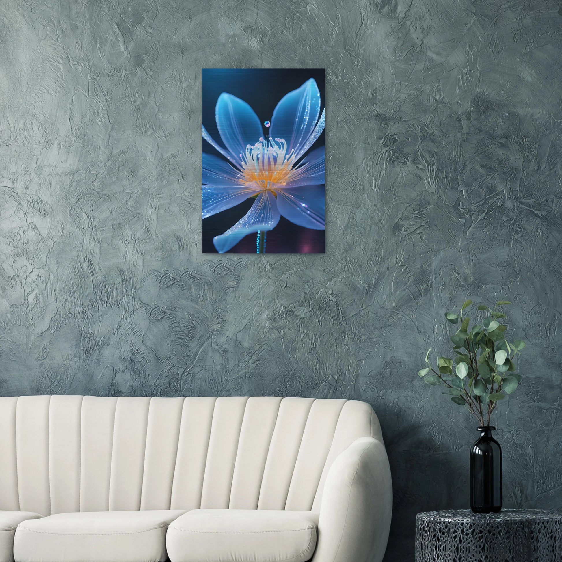 Digitales Wandbild einer blau leuchtenden Blüte mit goldenem Kern und schimmernden Lichtpartikeln auf dunklem Grund. 50x75 cm. Brushed
