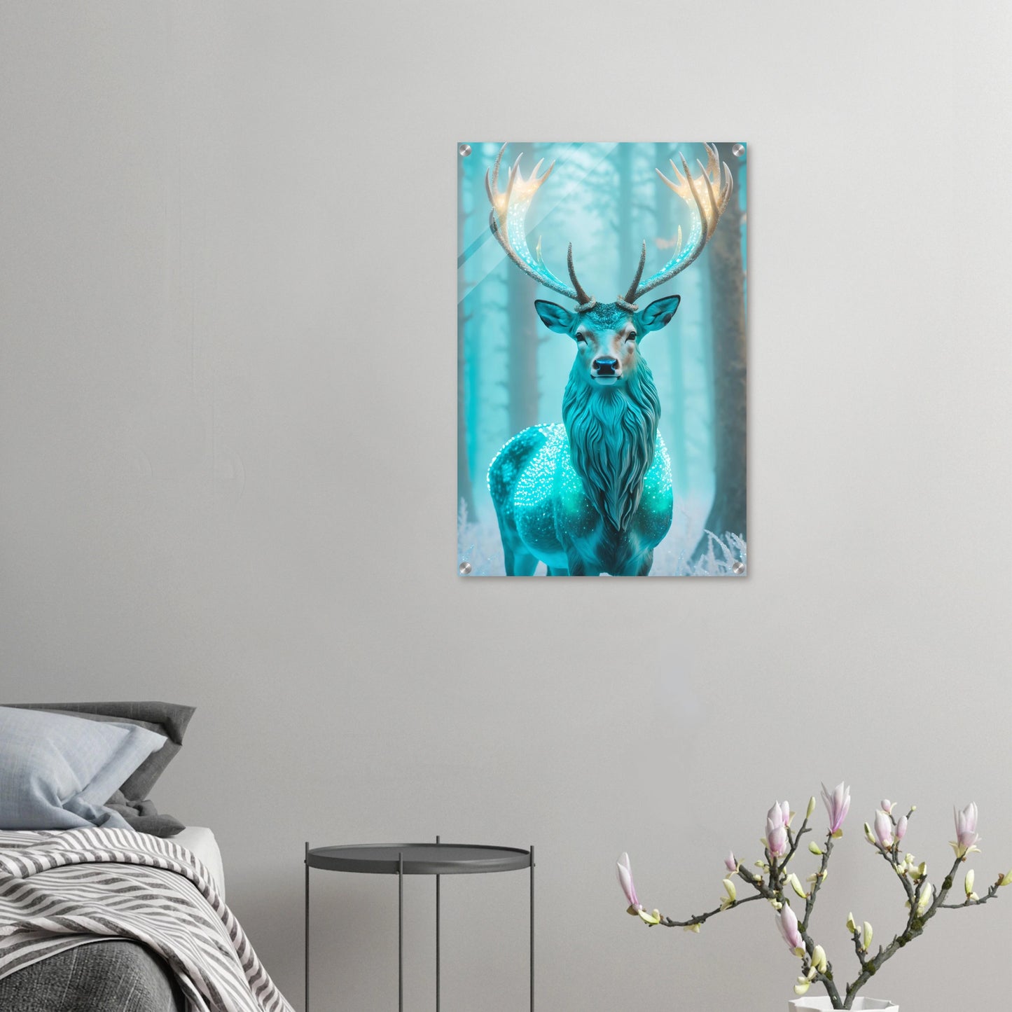 Digitales Kunstwerk eines Hirsches mit einem hell leuchtenden, kristallinen Geweih in einem nebligen blauen Winterwald. 50x75 cm. Acryl