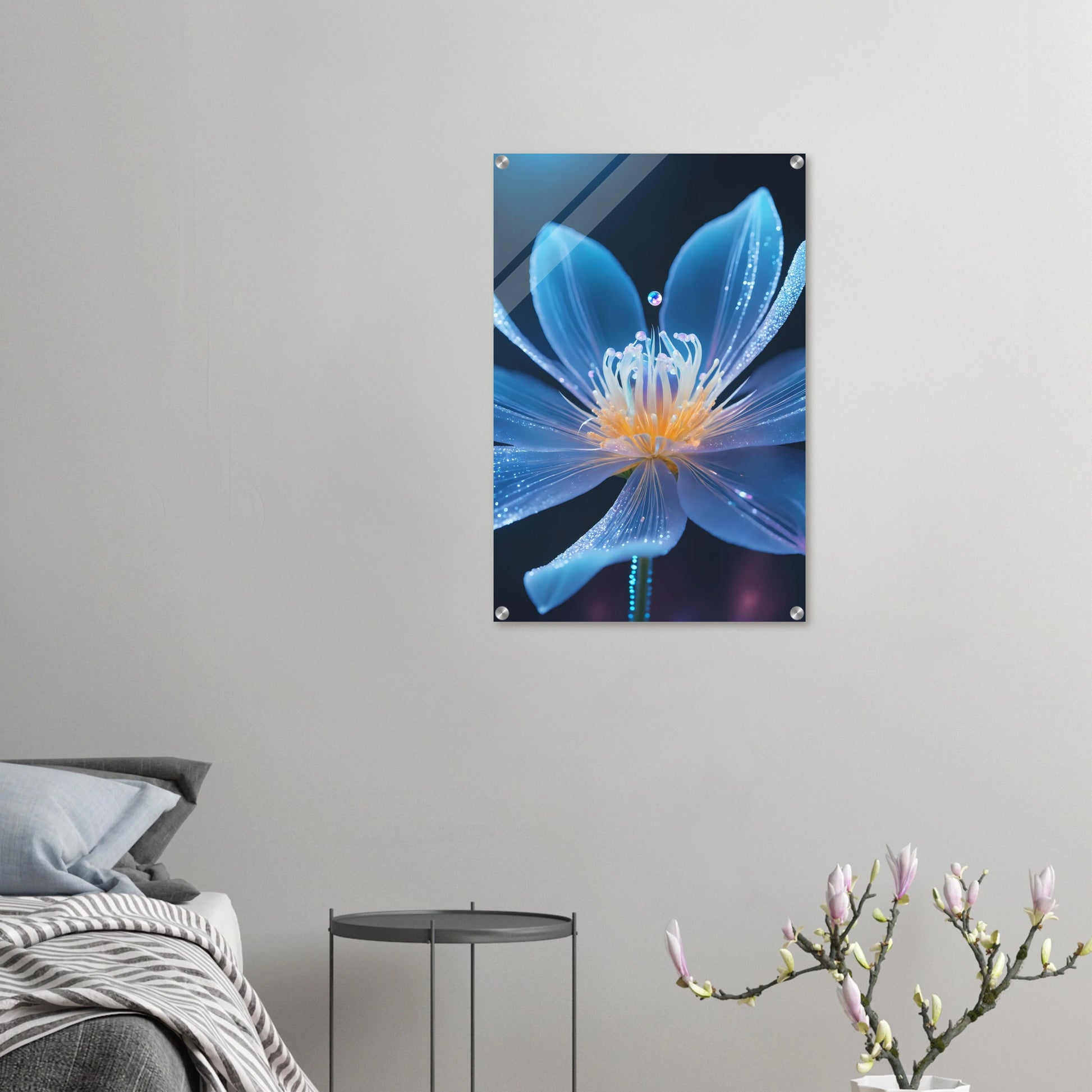 Digitales Wandbild einer blau leuchtenden Blüte mit goldenem Kern und schimmernden Lichtpartikeln auf dunklem Grund. 50x75 cm. Acryl