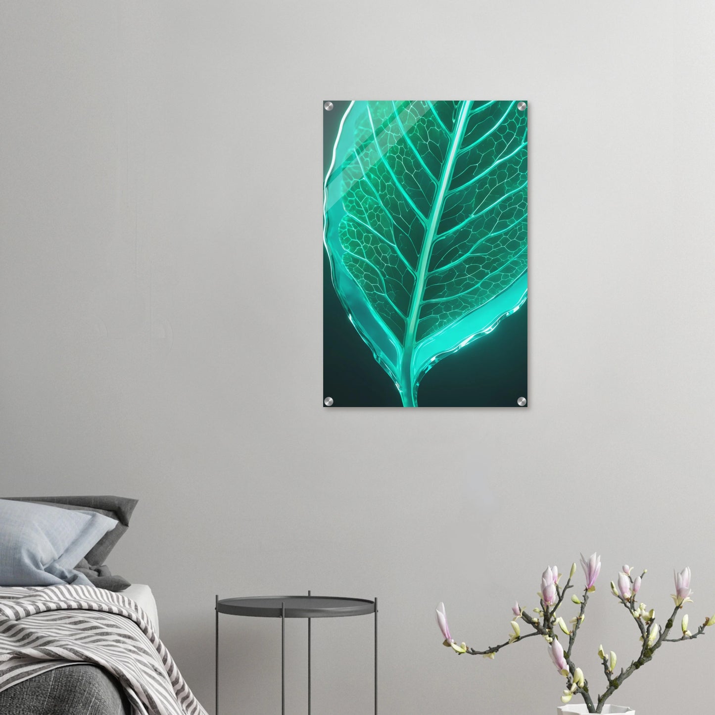 Modernes Wandbild eines leuchtenden, türkisfarbenen Blattes in transparenter Glas-Optik mit sichtbaren Blattadern. 50x75 cm. Acryl