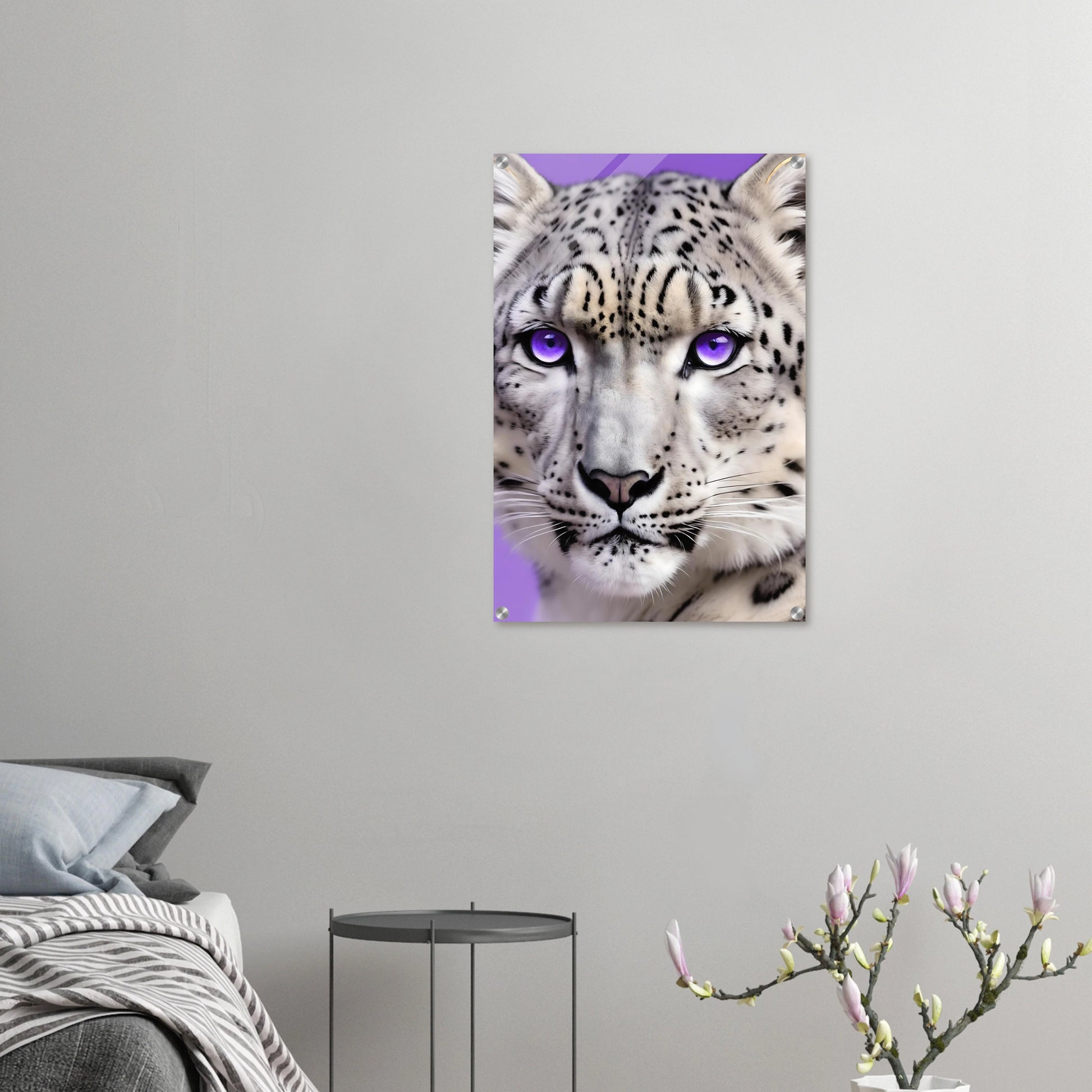 Nahaufnahme eines Schneeleoparden-Gesichts mit auffälligen, leuchtend violetten Augen vor einem hellvioletten Hintergrund. 50x75 cm. Acryl