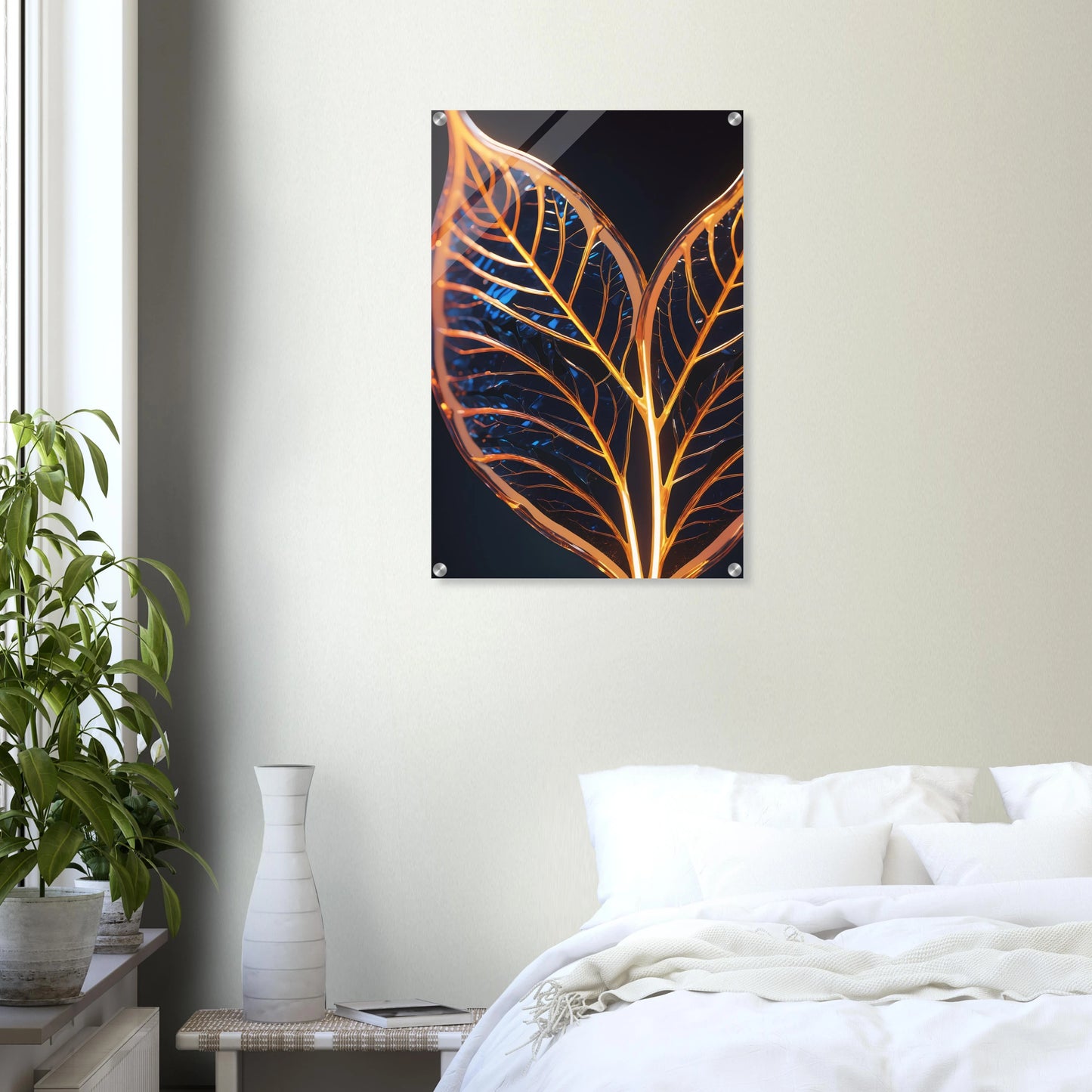 Modernes Wandbild mit zwei goldenen, gläsernen Blättern in Makroaufnahme auf dunklem Hintergrund, Format 50x75 cm. Acryl