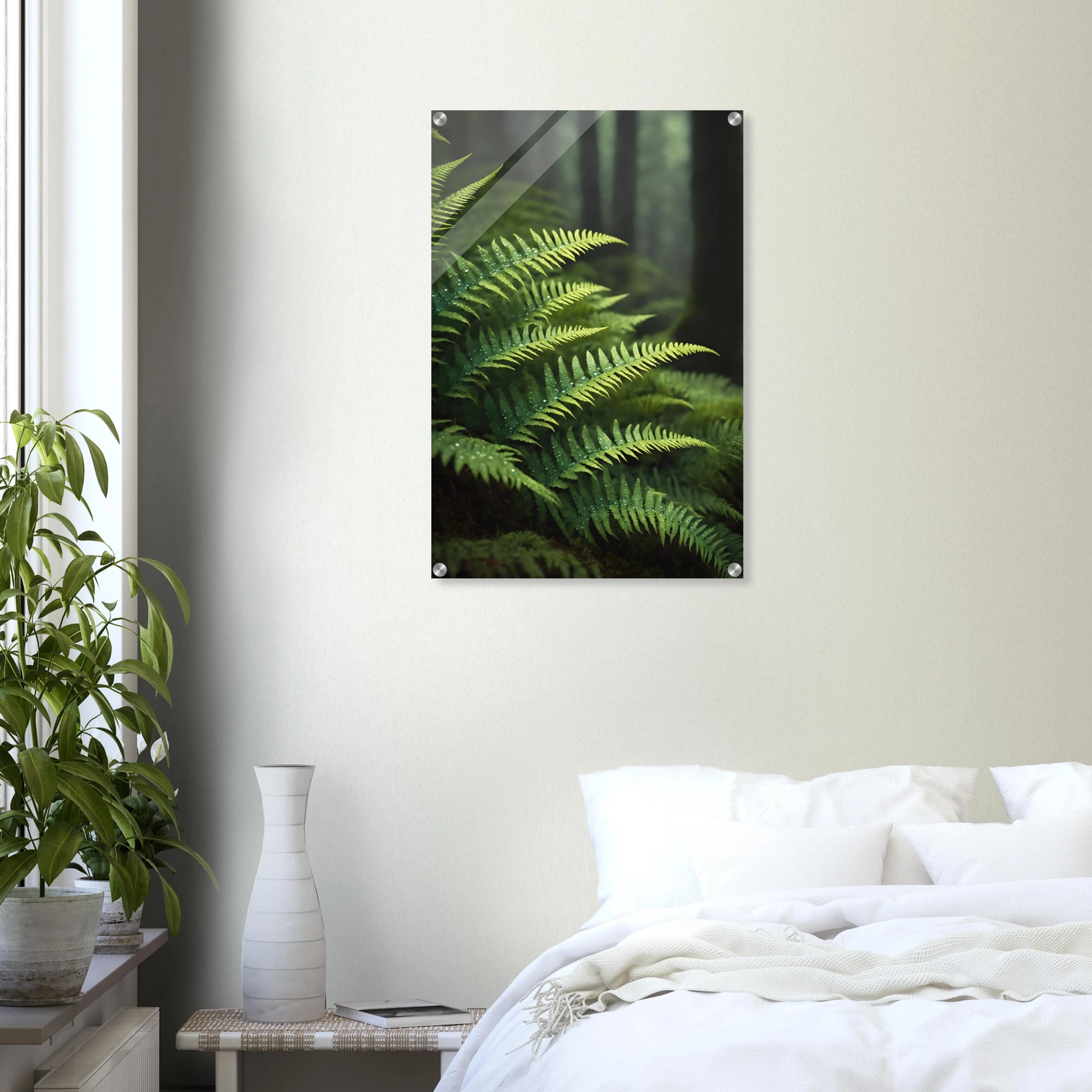 Nahaufnahme von grünen Farnwedeln mit Tautropfen in einem dichten, nebligen Wald mit weichem Hintergrund. 50x75 cm. Acryl