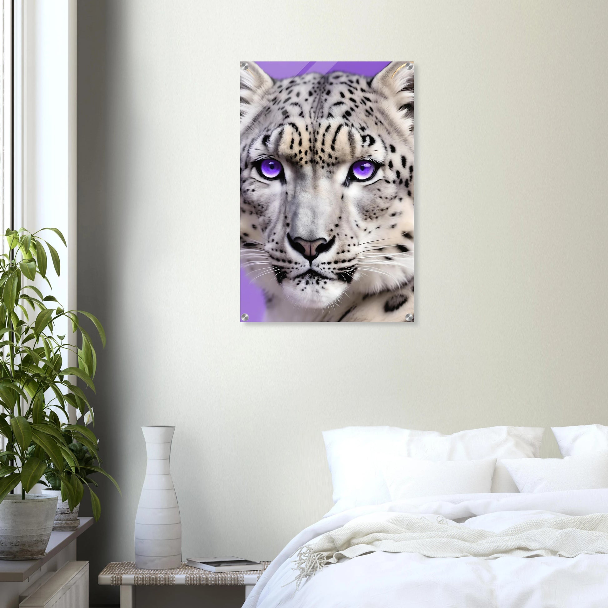 Nahaufnahme eines Schneeleoparden-Gesichts mit auffälligen, leuchtend violetten Augen vor einem hellvioletten Hintergrund. 50x75 cm. Acryl