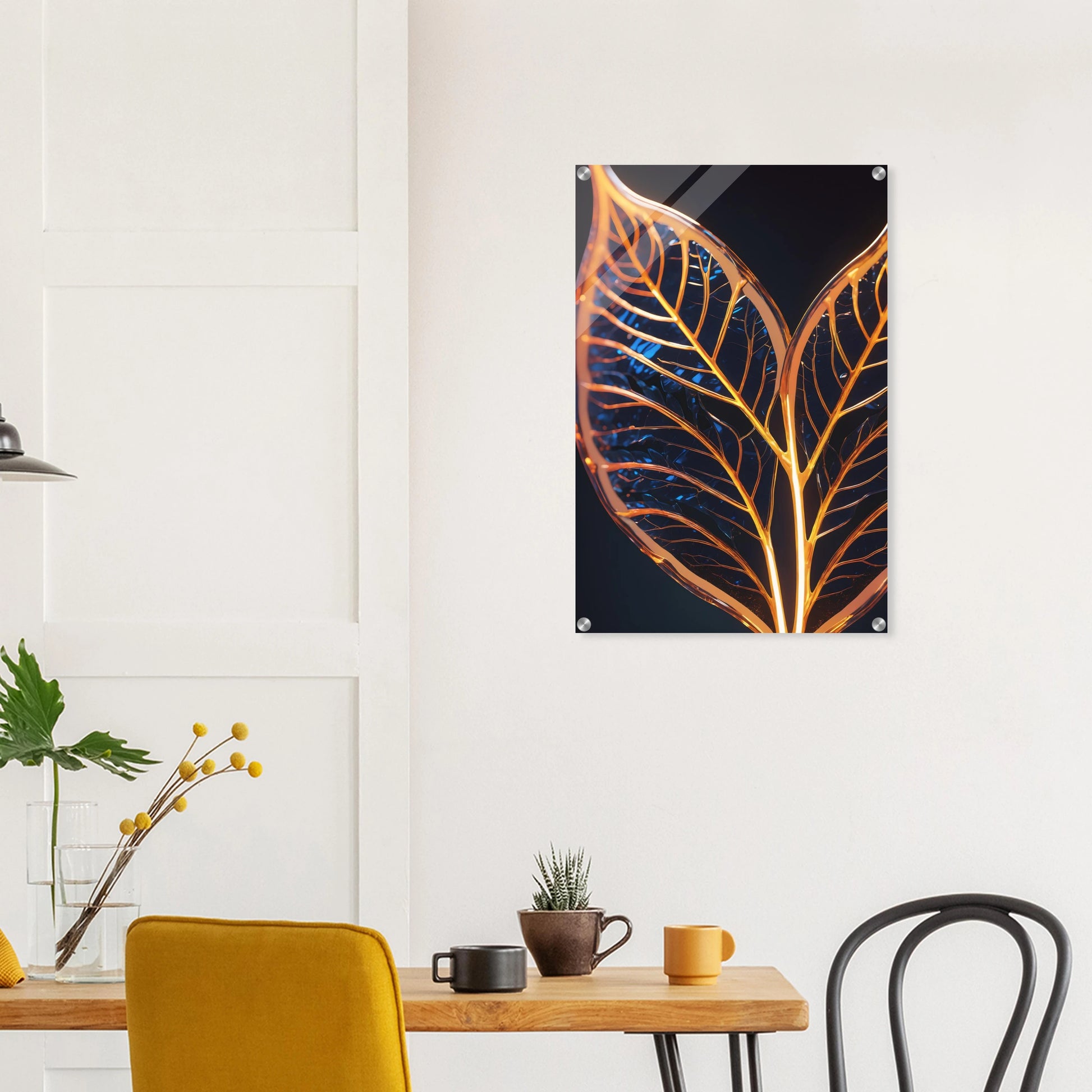 Modernes Wandbild mit zwei goldenen, gläsernen Blättern in Makroaufnahme auf dunklem Hintergrund, Format 50x75 cm. Acryl