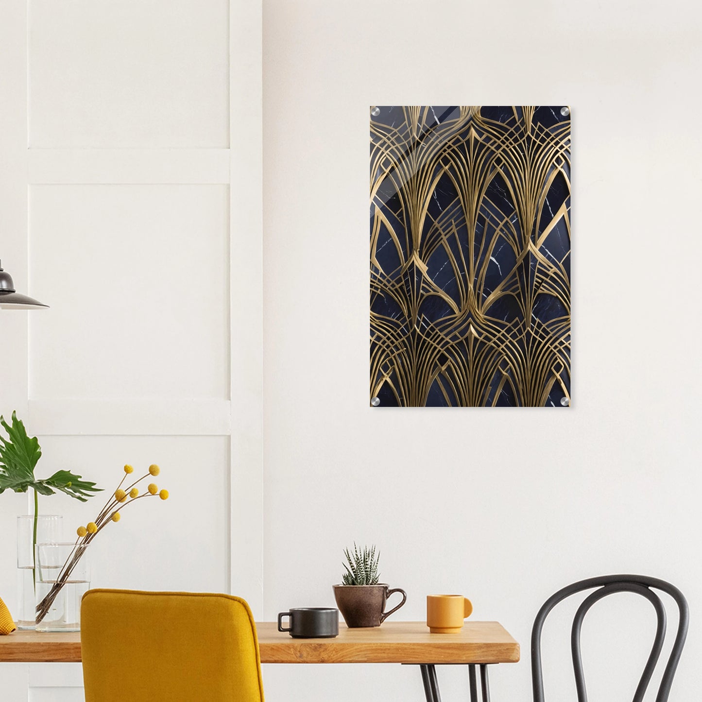 Modernes Wandbild mit goldenen, symmetrischen Art-Déco-Bögen auf einem dunkelblauen, marmorierten Hintergrund. 50x75 cm. Acryl