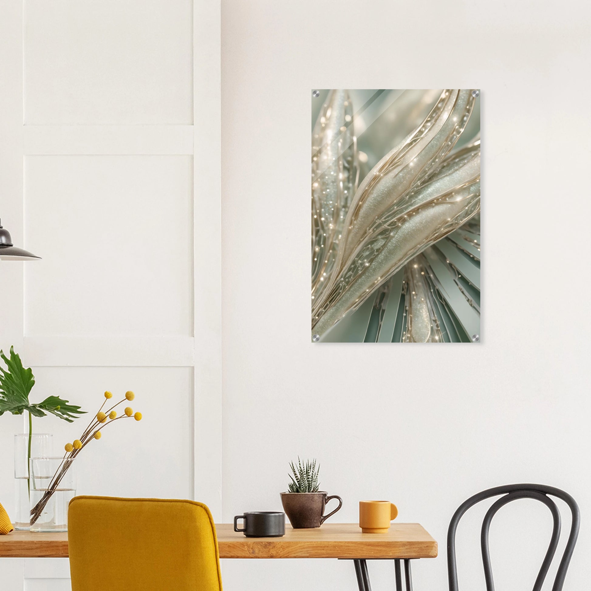 Abstraktes Kunstwerk mit organischen, cremefarbenen Strukturen, glitzernden Kristalldetails und weißen Perlen. 50x75 cm. Acryl