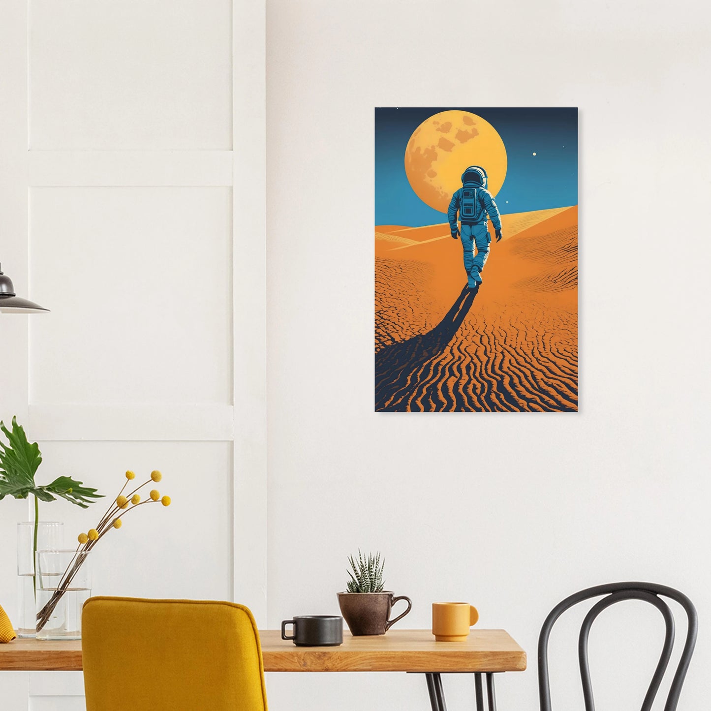 Illustration eines Astronauten, der bei Nacht durch eine orangefarbene Wüstenlandschaft unter einem großen Vollmond wandert. 50x75 cm. Dibond