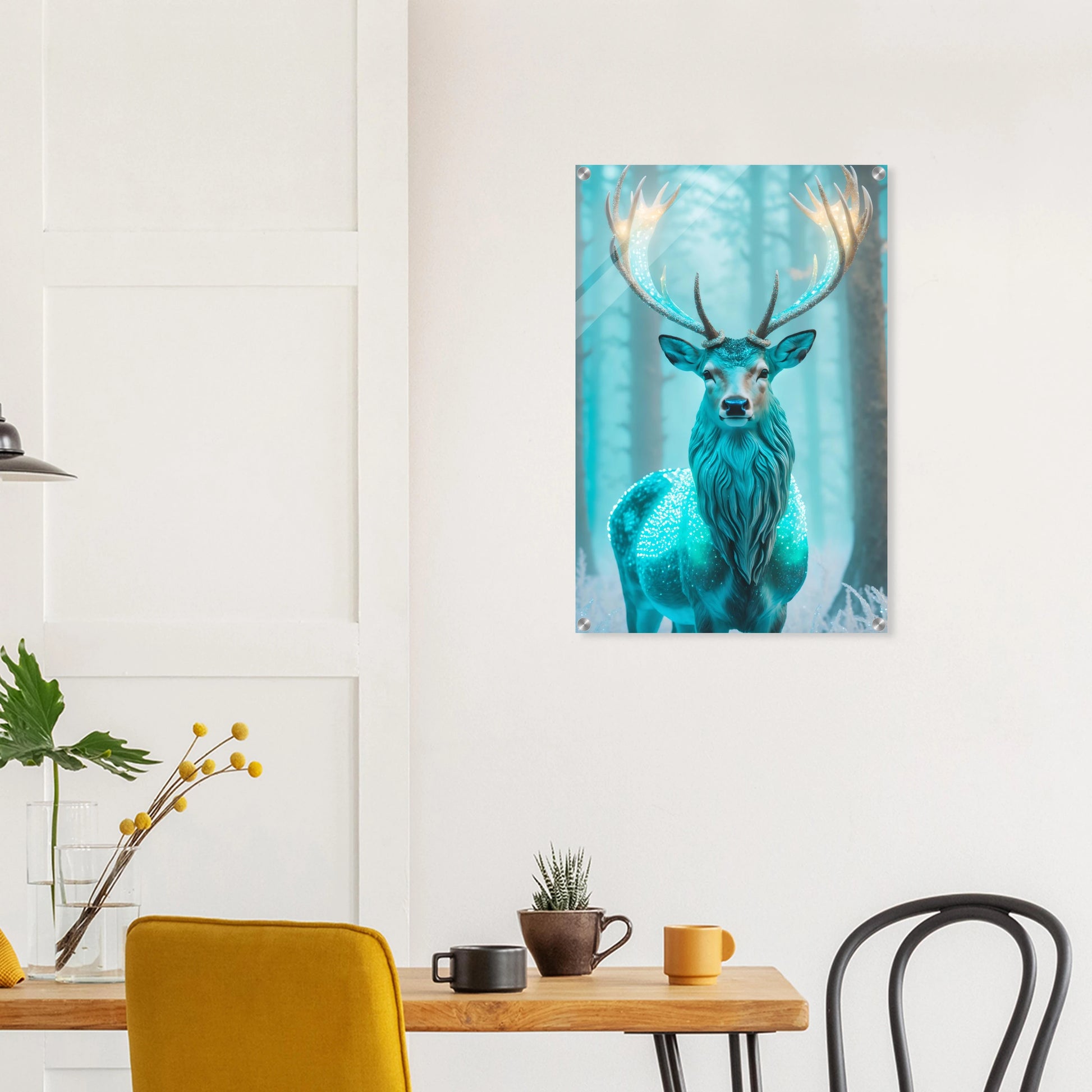 Digitales Kunstwerk eines Hirsches mit einem hell leuchtenden, kristallinen Geweih in einem nebligen blauen Winterwald. 50x75 cm. Acryl