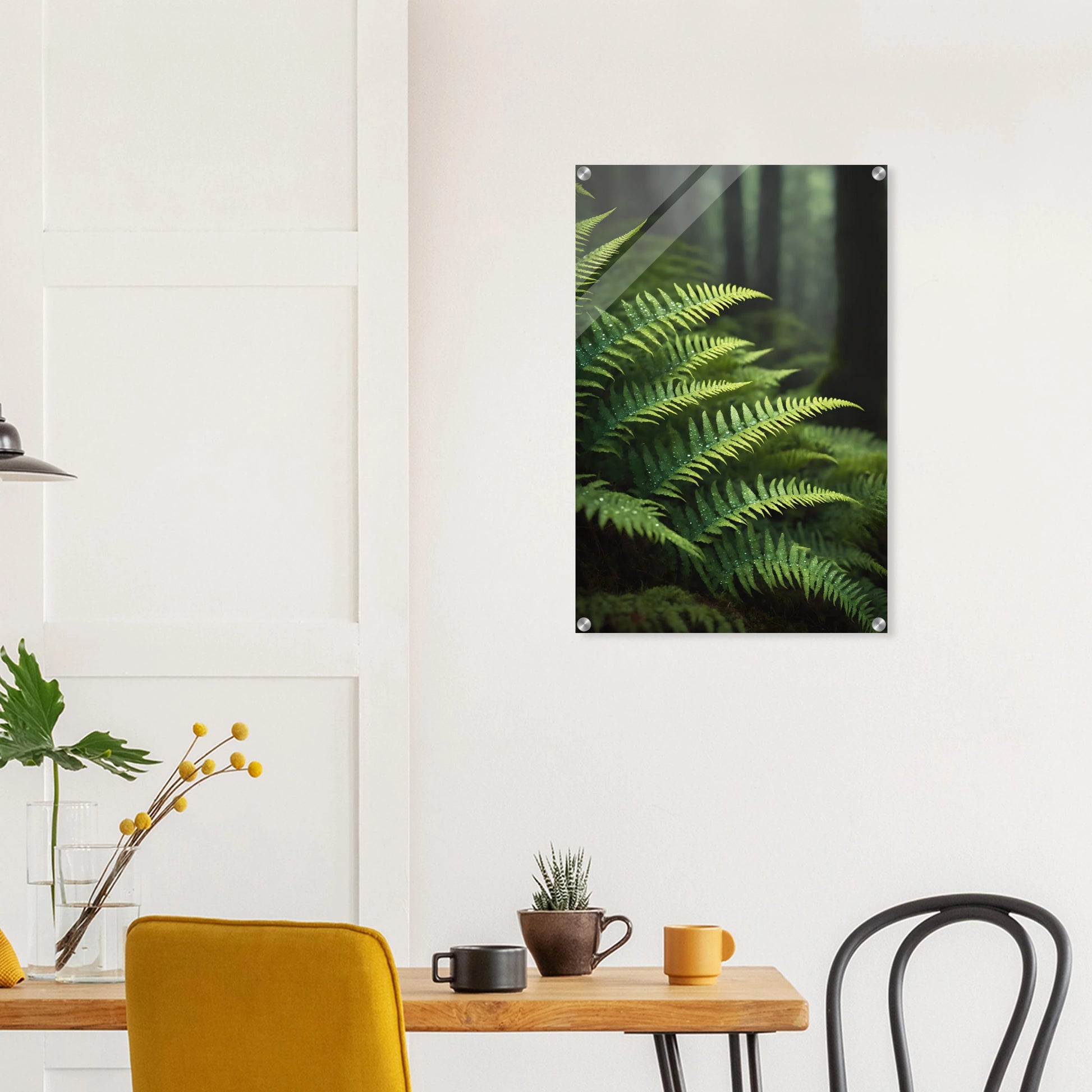 Nahaufnahme von grünen Farnwedeln mit Tautropfen in einem dichten, nebligen Wald mit weichem Hintergrund. 50x75 cm. Acryl