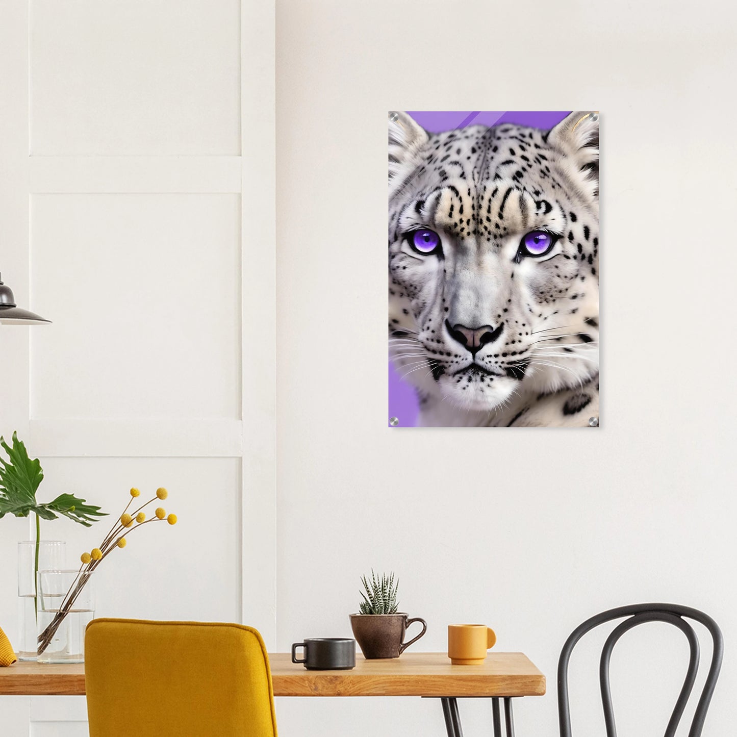 Nahaufnahme eines Schneeleoparden-Gesichts mit auffälligen, leuchtend violetten Augen vor einem hellvioletten Hintergrund. 50x75 cm. Acryl