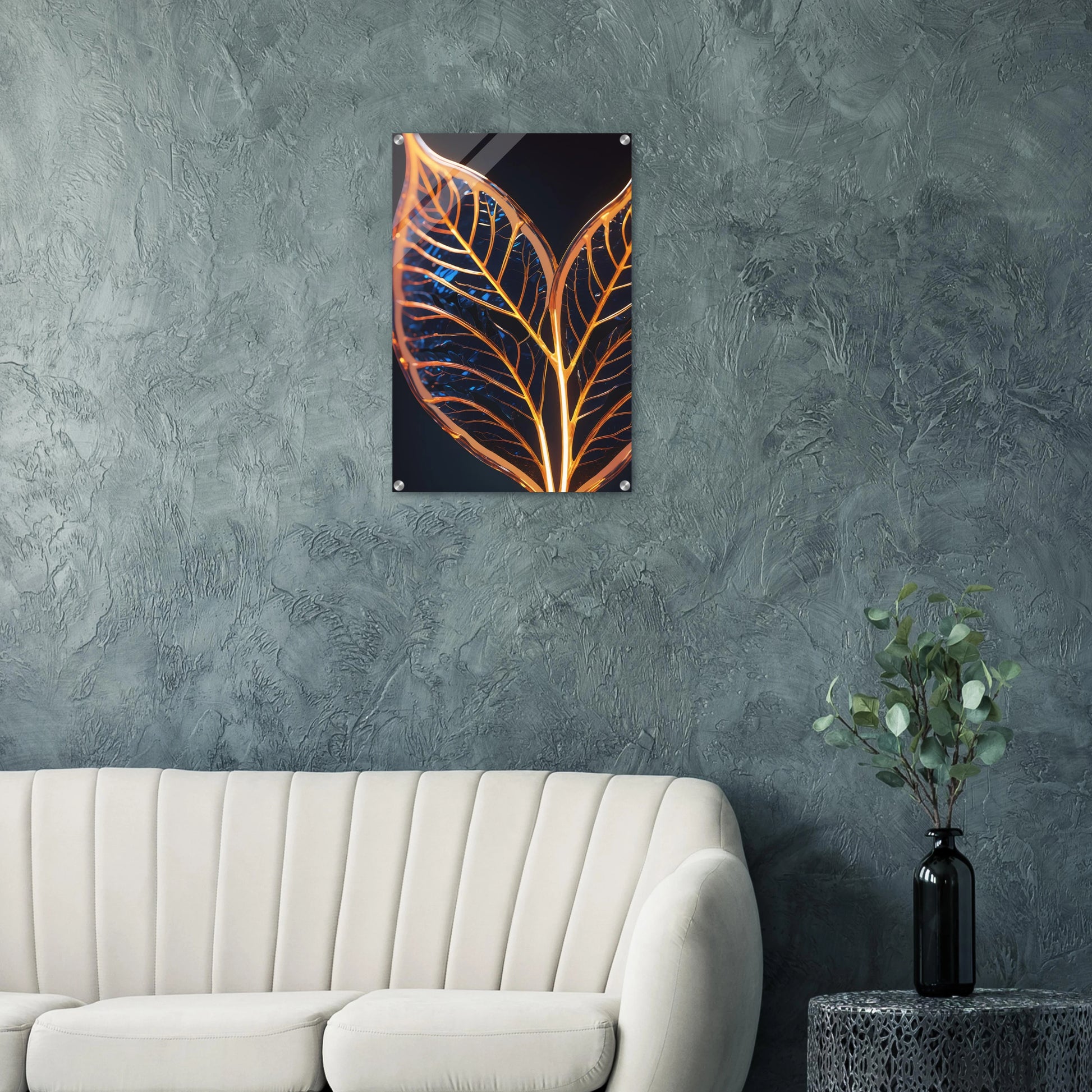 Modernes Wandbild mit zwei goldenen, gläsernen Blättern in Makroaufnahme auf dunklem Hintergrund, Format 50x75 cm. Acryl