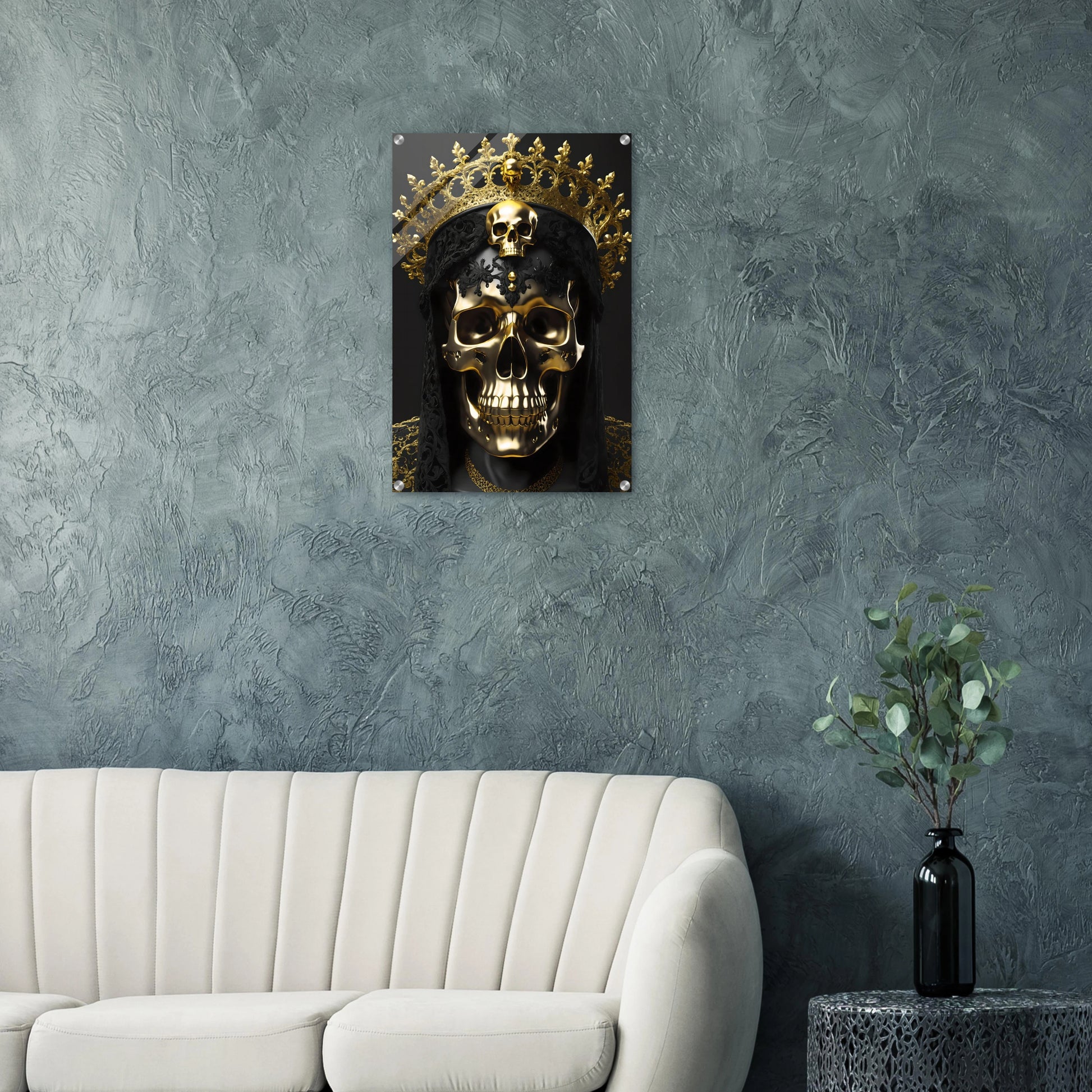 Modernes Wandbild eines golden glänzenden Schädels mit einer großen, filigranen Goldkrone vor dunklem Hintergrund. 50x75 cm. Acryl