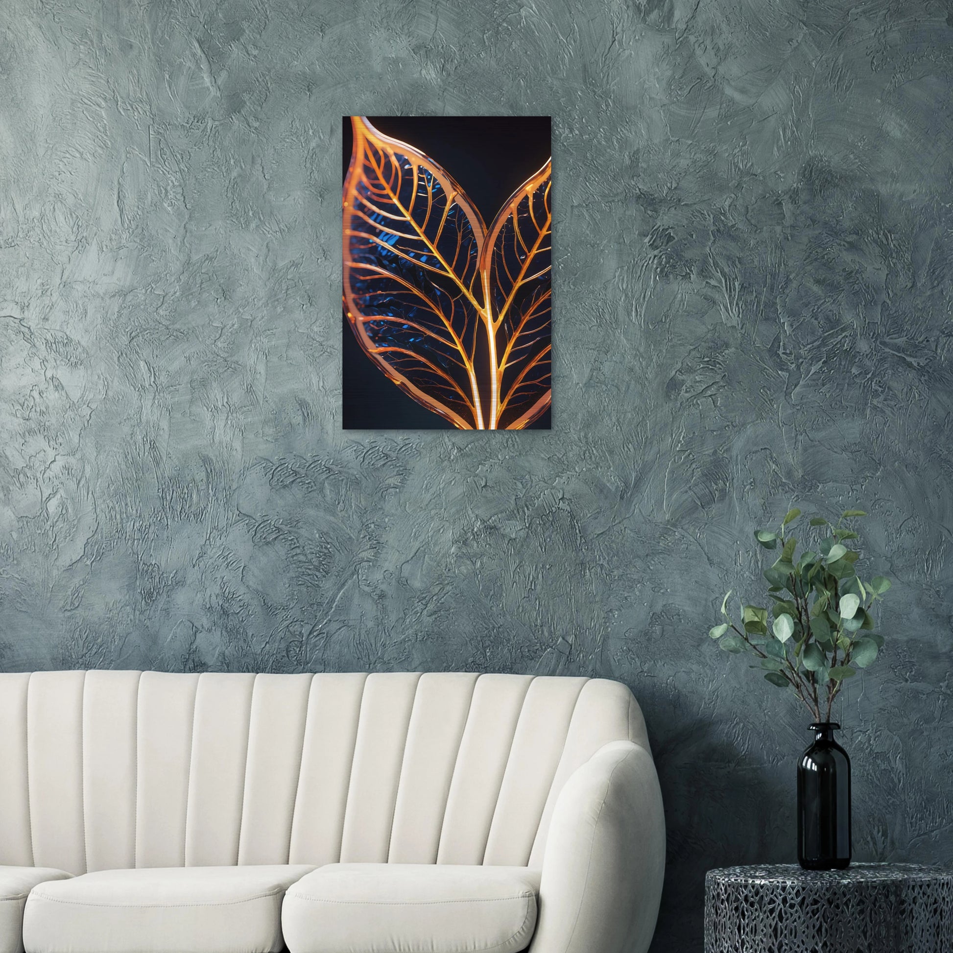 Modernes Wandbild mit zwei goldenen, gläsernen Blättern in Makroaufnahme auf dunklem Hintergrund, Format 50x75 cm. Brushed