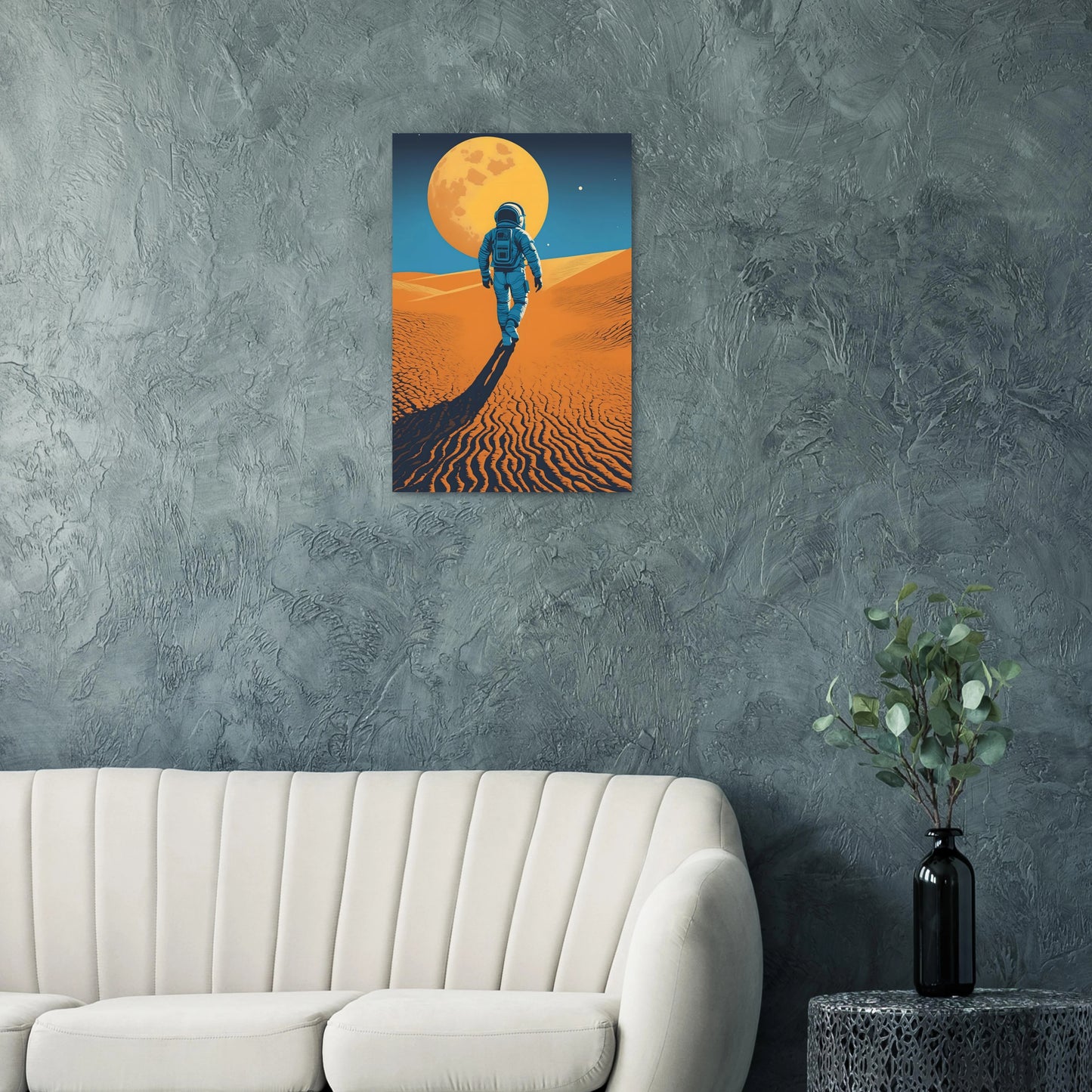 Illustration eines Astronauten, der bei Nacht durch eine orangefarbene Wüstenlandschaft unter einem großen Vollmond wandert. 50x75 cm. Dibond