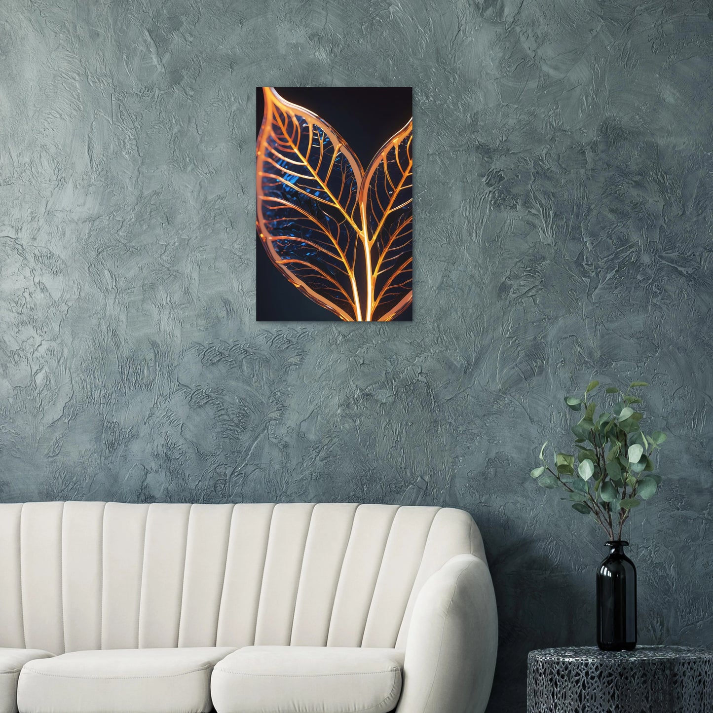 Modernes Wandbild mit zwei goldenen, gläsernen Blättern in Makroaufnahme auf dunklem Hintergrund, Format 50x75 cm. Dibond