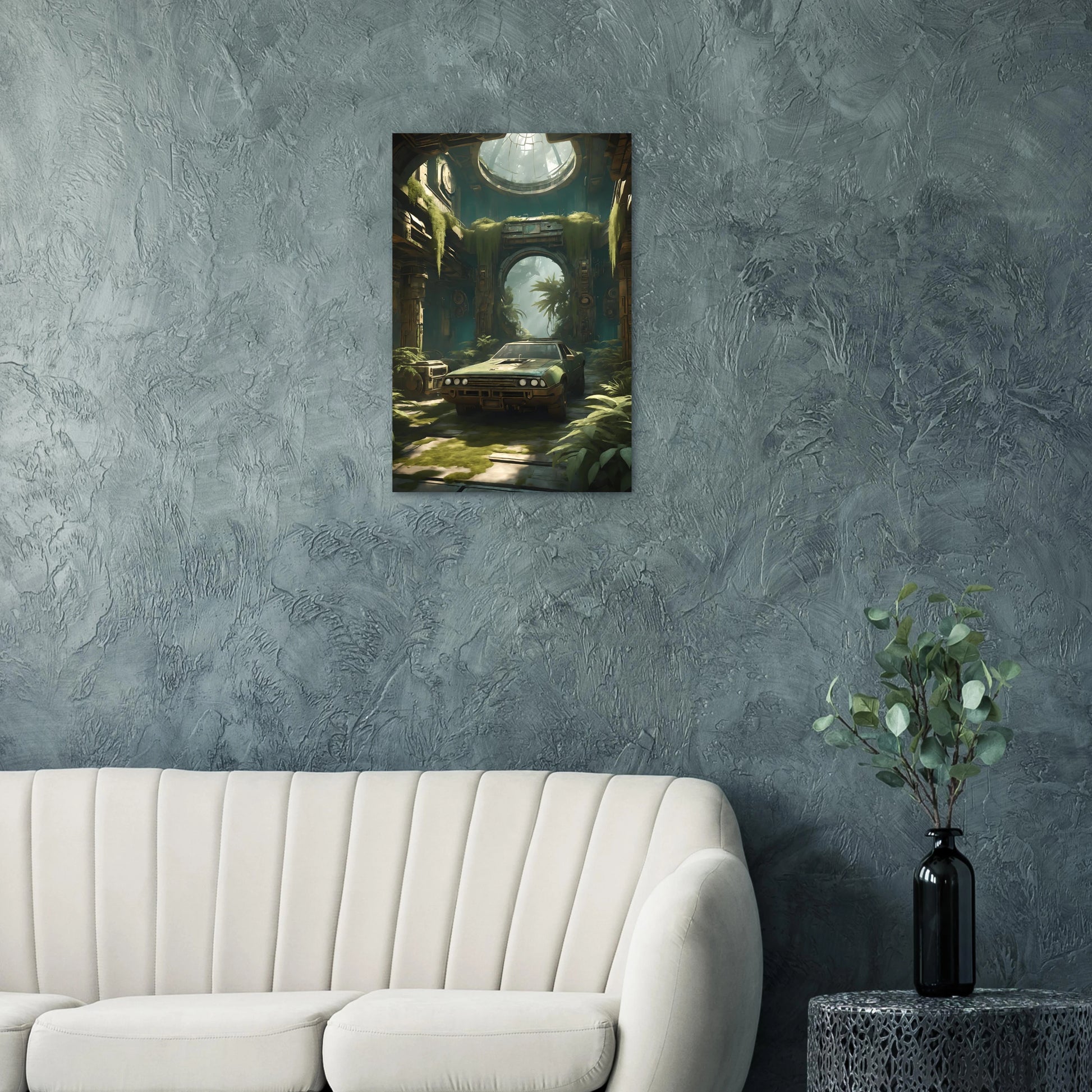 Digitales Kunstwerk eines alten, grünen Autos in einer großen, von Pflanzen und Moos bewachsenen Tempel-Ruine mit Lichteinfall von oben. 50x75 cm. Dibond