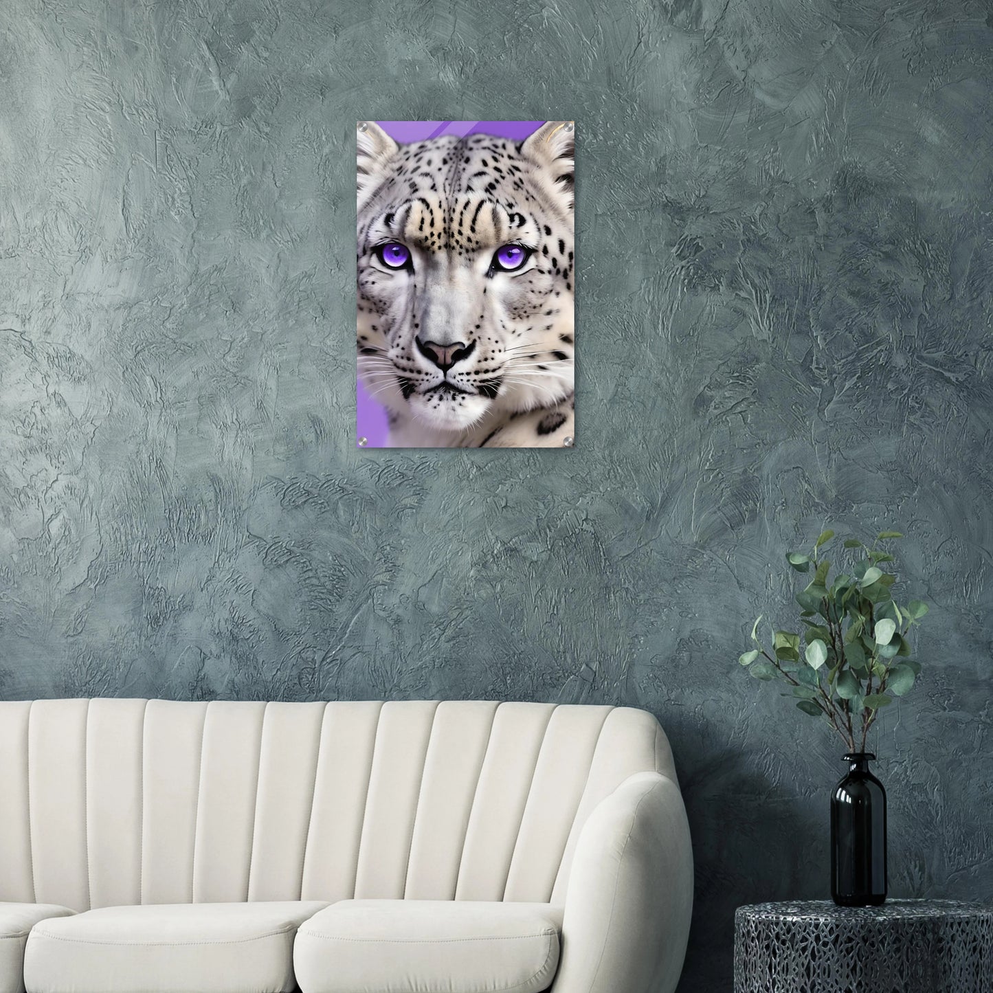 Nahaufnahme eines Schneeleoparden-Gesichts mit auffälligen, leuchtend violetten Augen vor einem hellvioletten Hintergrund. 50x75 cm. Acryl