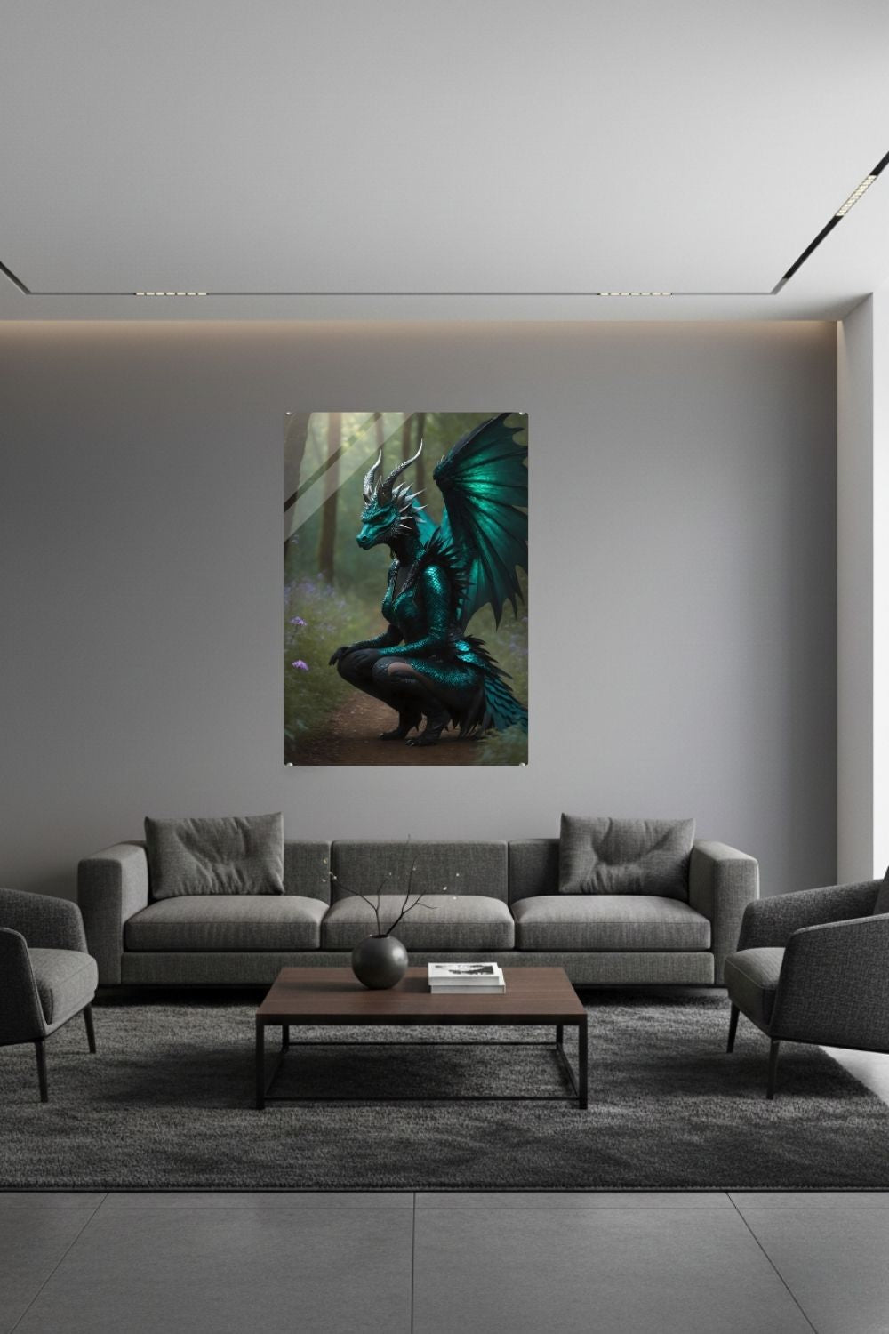 Detailreiches Fantasy-Wandbild einer knienden Frauengestalt mit smaragdgrüner Drachenhaut, Hörnern und großen Flügeln auf einem Waldweg Acryl