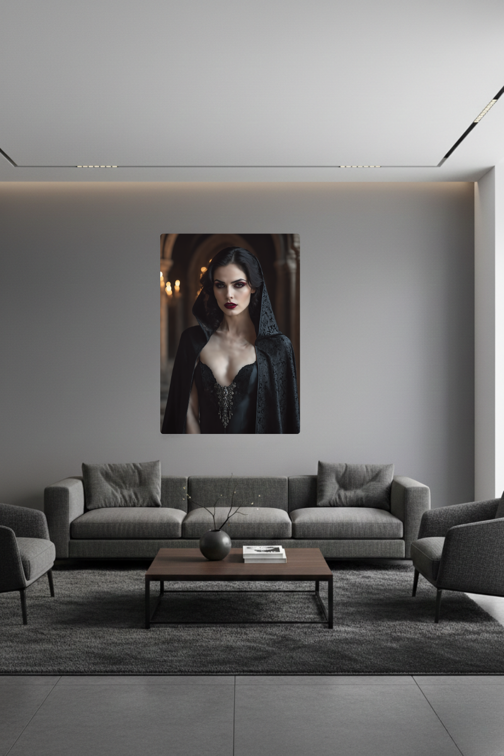 Hochwertiges Porträt einer Frau mit dunklen Haaren und roten Lippen, die einen schwarzen Spitzenumhang mit Kapuze vor einem Hintergrund mit brennenden Kerzen trägt. Acryl