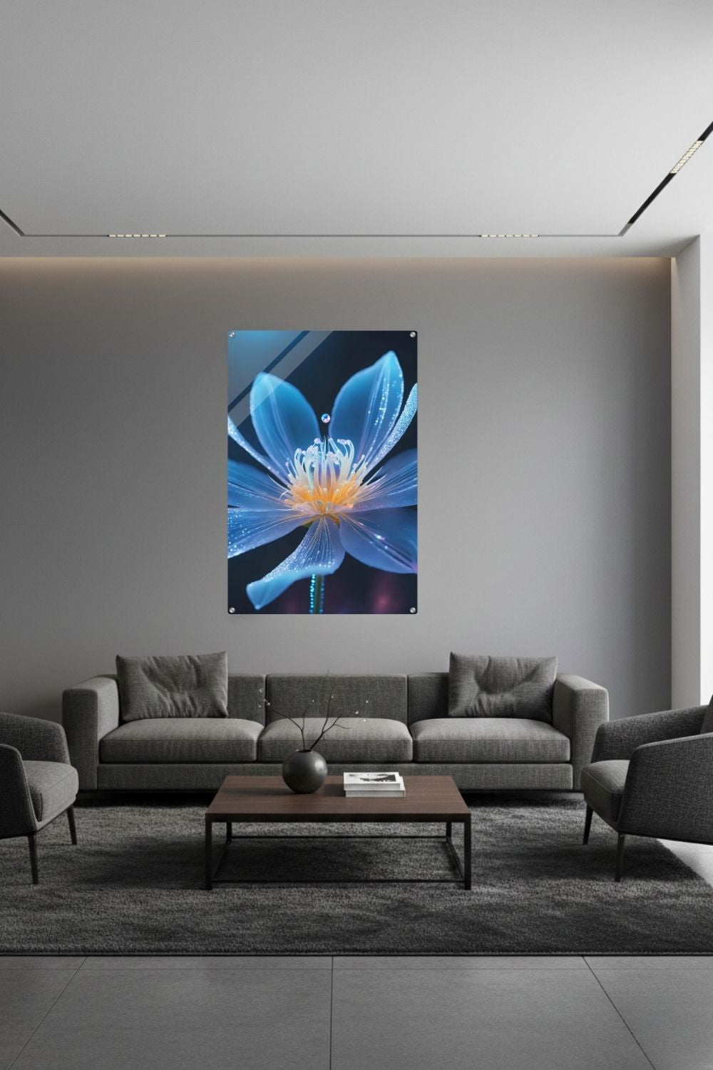 Digitales Wandbild einer blau leuchtenden Blüte mit goldenem Kern und schimmernden Lichtpartikeln auf dunklem Grund. Acryl