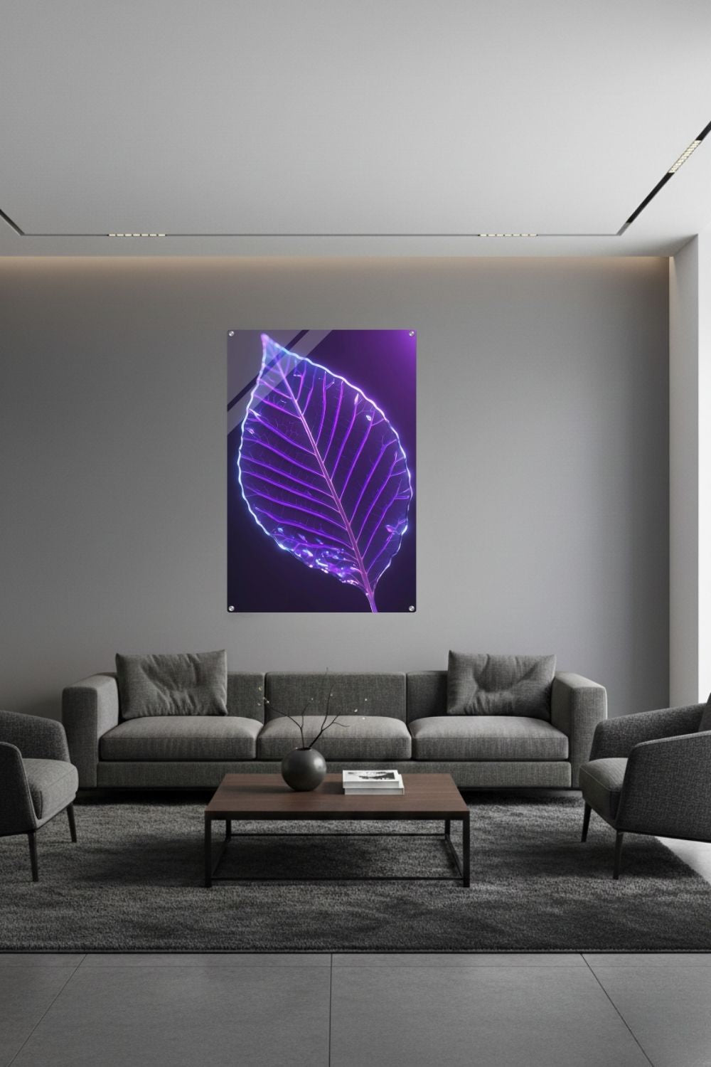 Detailliertes Wandbild eines transparenten Blattes in Glas-Optik mit violett und blau leuchtenden Adern vor einem dunklen Hintergrund. Acryl