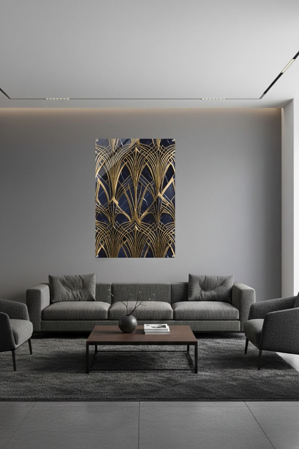 Modernes Wandbild mit goldenen, symmetrischen Art-Déco-Bögen auf einem dunkelblauen, marmorierten Hintergrund. Acryl