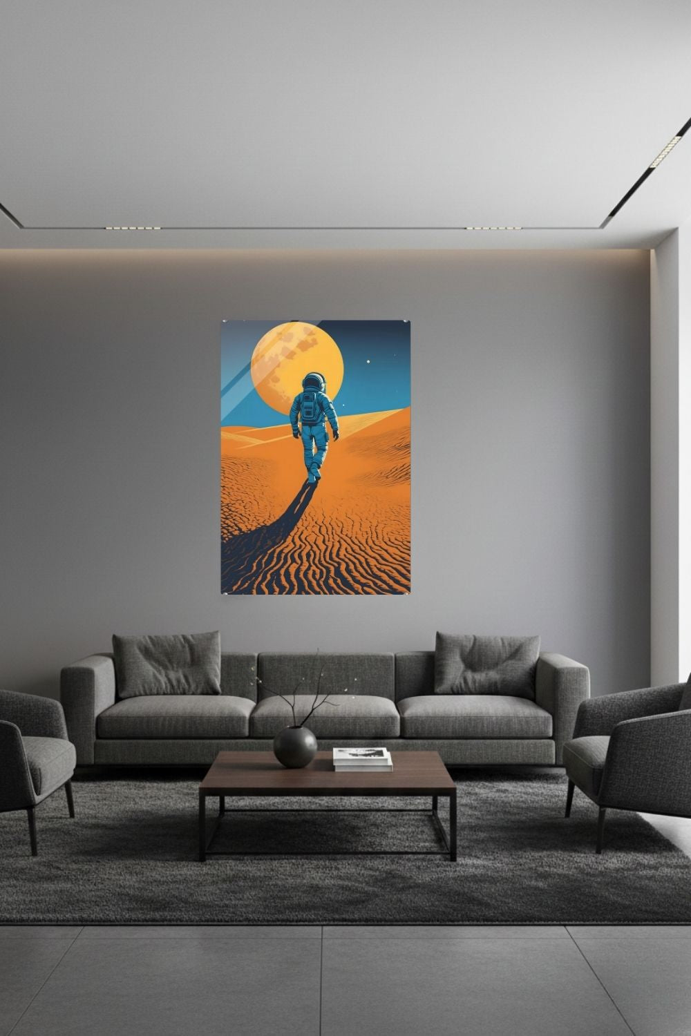 Minimalistisches Wandbild eines Astronauten, der in einer Wüste auf einen riesigen orangefarbenen Planeten zugeht. Acryl