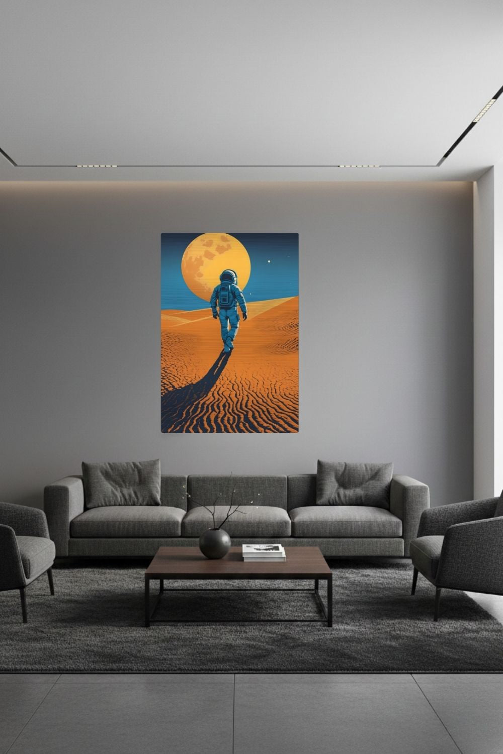Minimalistisches Wandbild eines Astronauten, der in einer Wüste auf einen riesigen orangefarbenen Planeten zugeht. Brushed