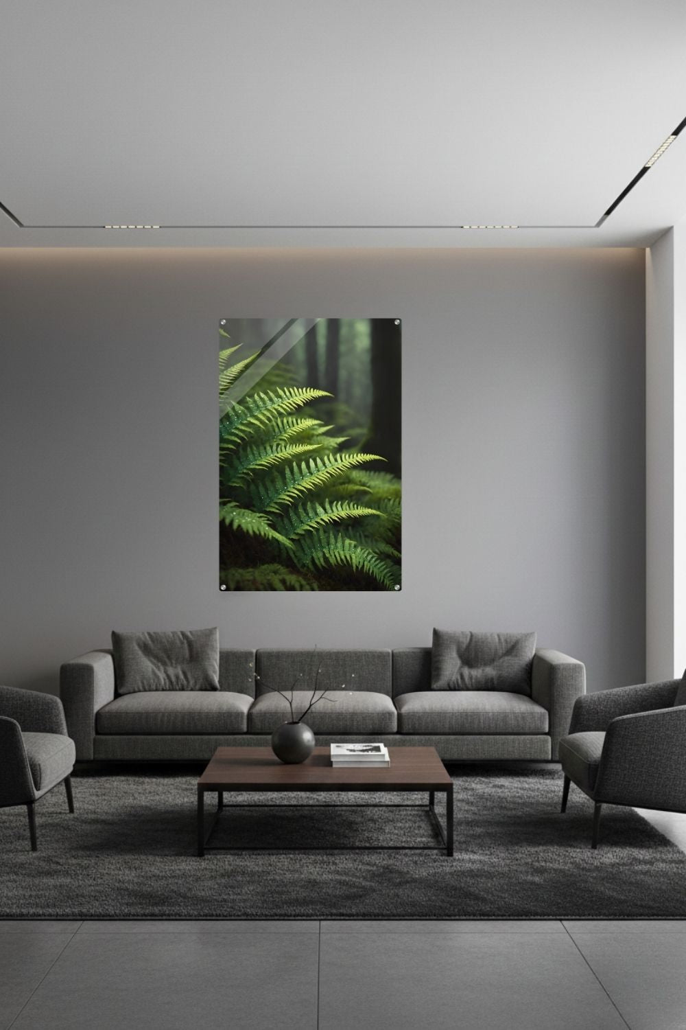 Nahaufnahme von grünen Farnwedeln mit Tautropfen in einem dichten, nebligen Wald mit weichem Hintergrund. Acryl