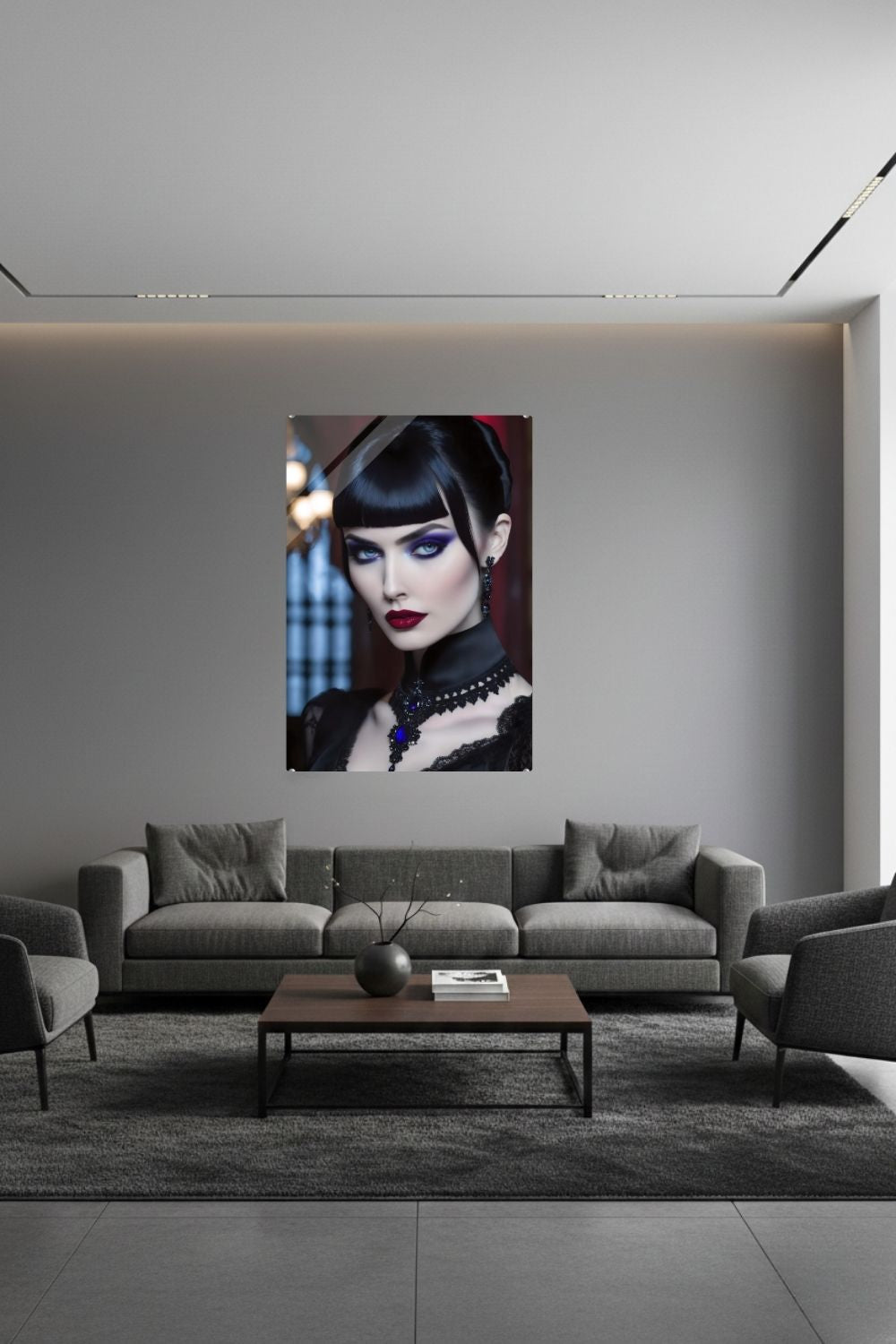 Nahaufnahme einer Frau mit kurzem Pony, lila Lidschatten, roten Lippen und schwarzem Schmuck mit blauen Edelsteinen. Acryl