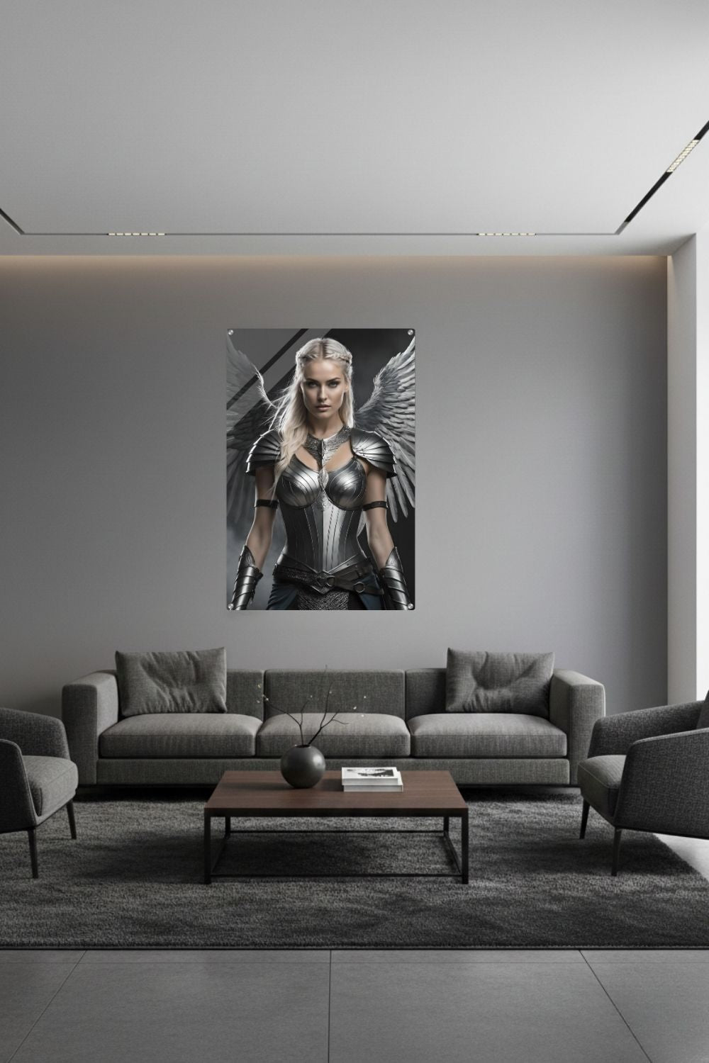 Cineastisches Fantasy-Wandbild einer majestätischen Walküre in glänzender Silberrüstung mit großen, detaillierten Metallflügeln vor dunklem Hintergrund. Acryl