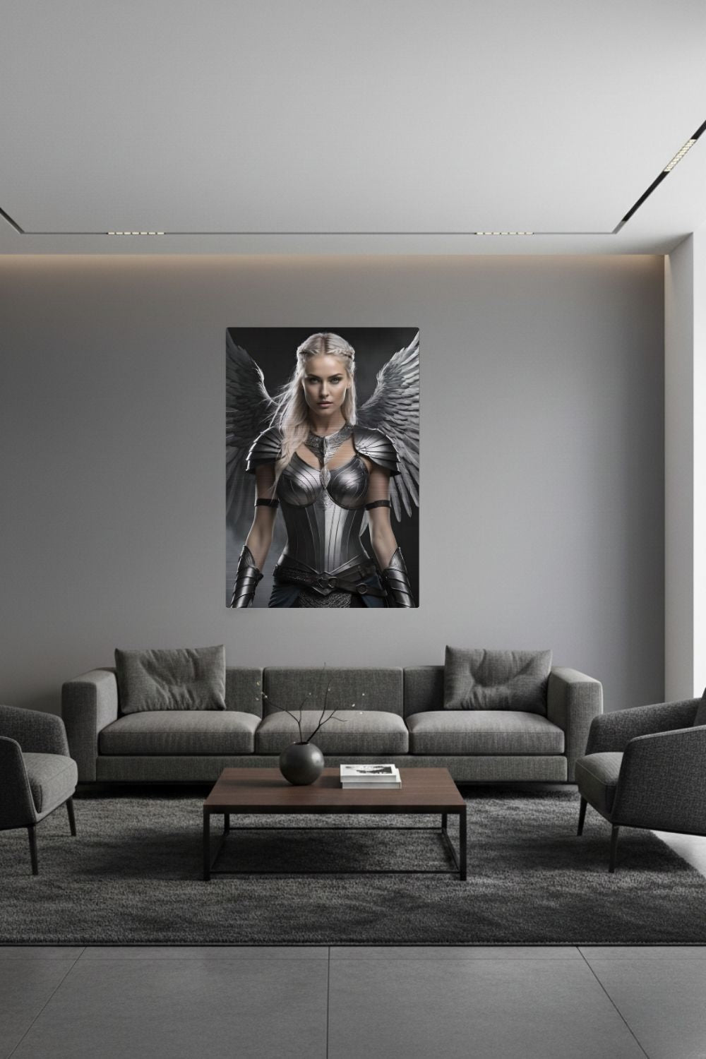 Cineastisches Fantasy-Wandbild einer majestätischen Walküre in glänzender Silberrüstung mit großen, detaillierten Metallflügeln vor dunklem Hintergrund. Brushed