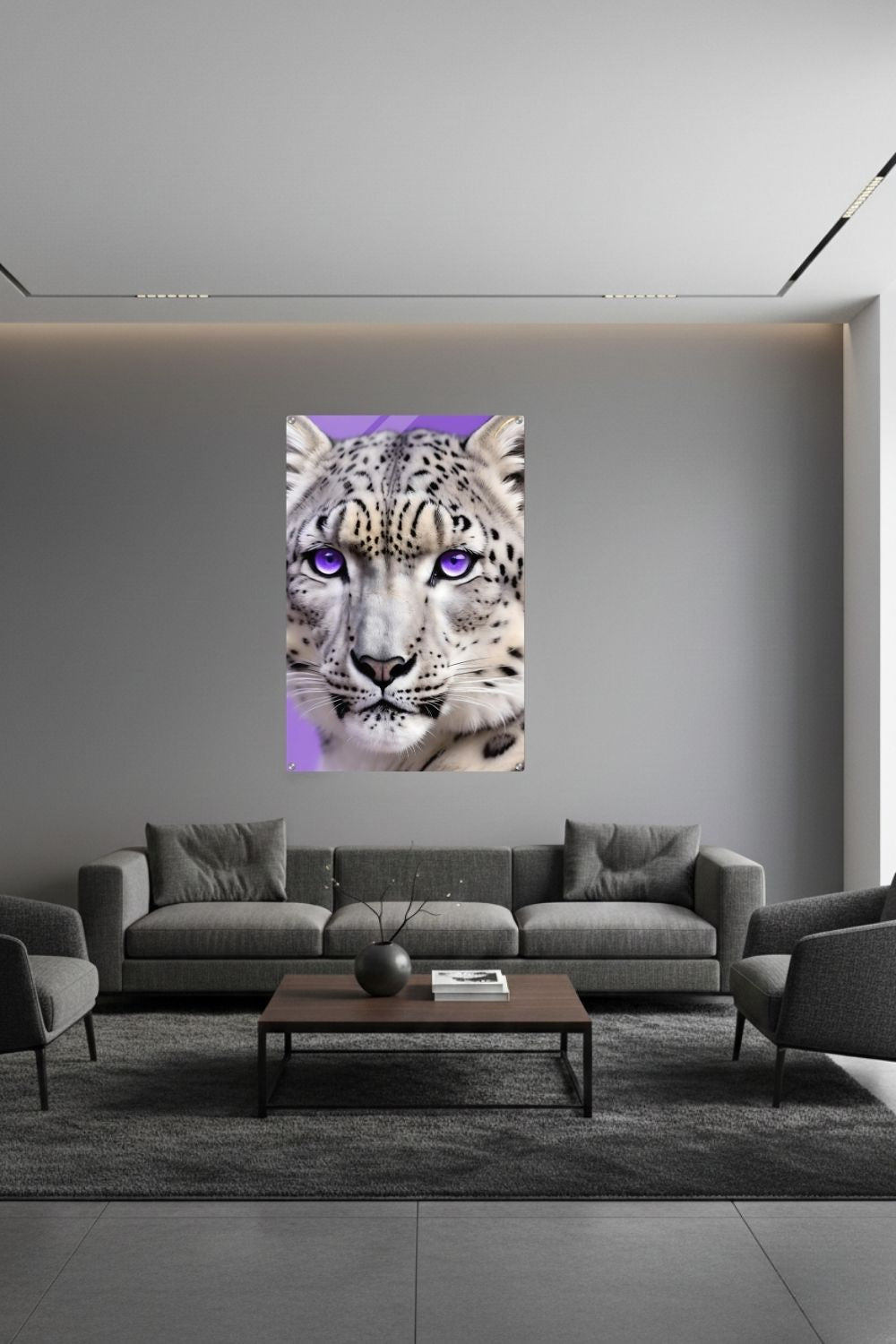 Detailliertes Porträt eines Schneeleoparden mit intensiv leuchtenden violetten Augen vor einem fliederfarbenen Hintergrund. Acryl