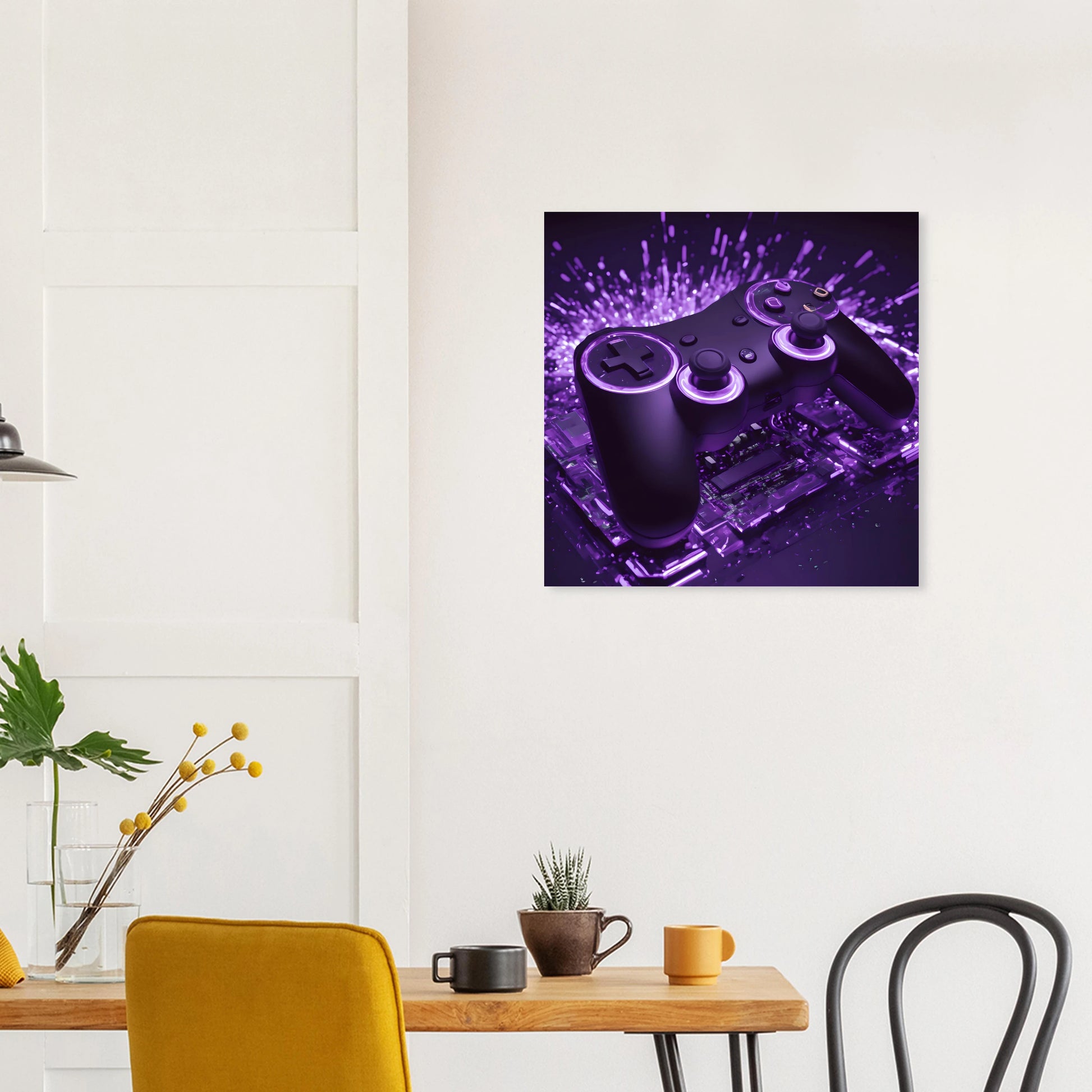 Modernes Gaming-Wandbild mit einem schwarzen Controller, der von violettem Neonlicht und Lichtpartikeln umgeben ist. 60x60 cm. Dibond