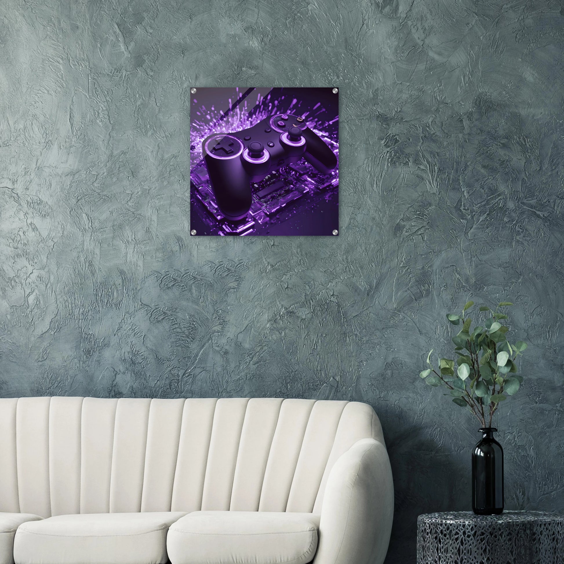 Modernes Gaming-Wandbild mit einem schwarzen Controller, der von violettem Neonlicht und Lichtpartikeln umgeben ist. 60x60 cm. Acryl