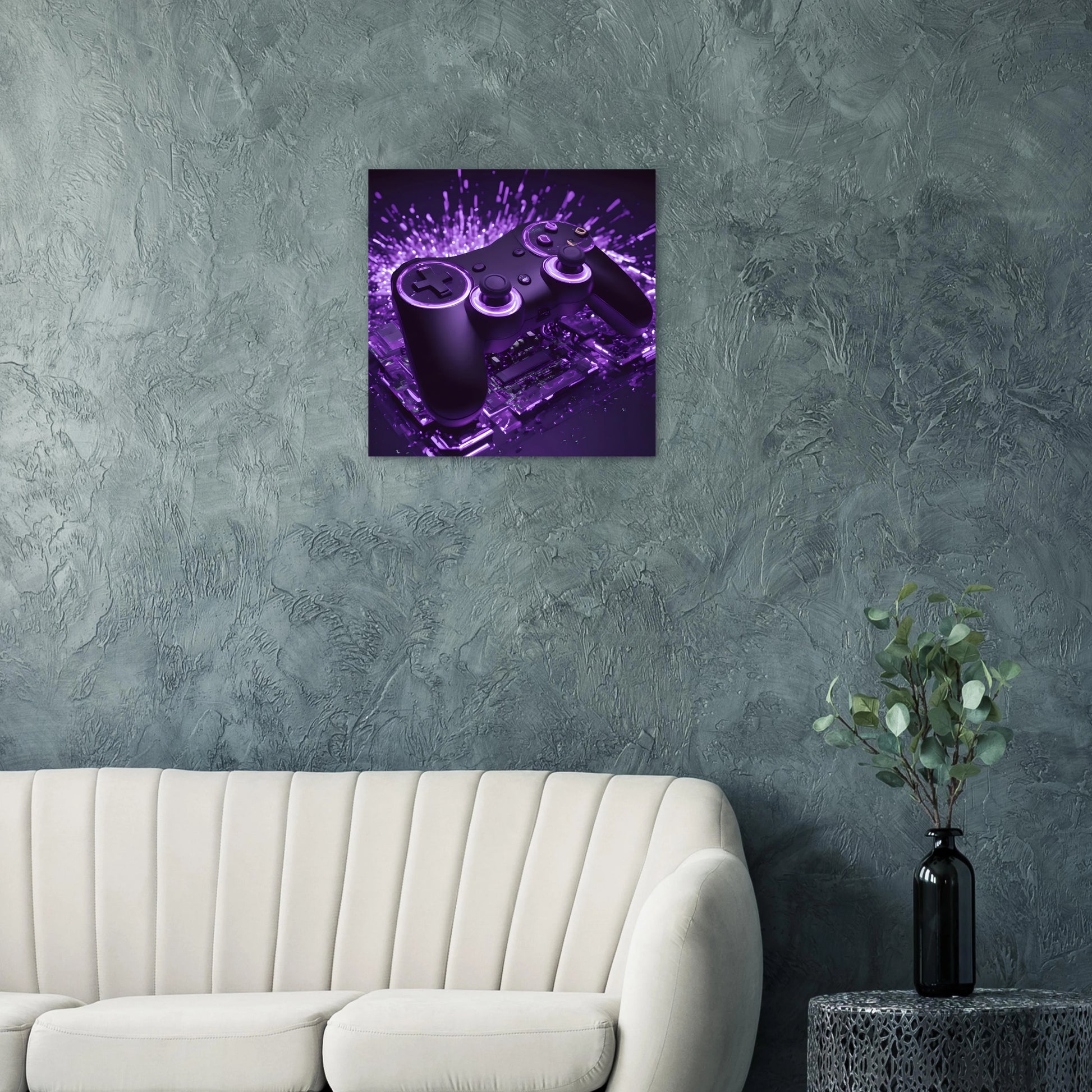 Modernes Gaming-Wandbild mit einem schwarzen Controller, der von violettem Neonlicht und Lichtpartikeln umgeben ist. 60x60 cm. Dibond