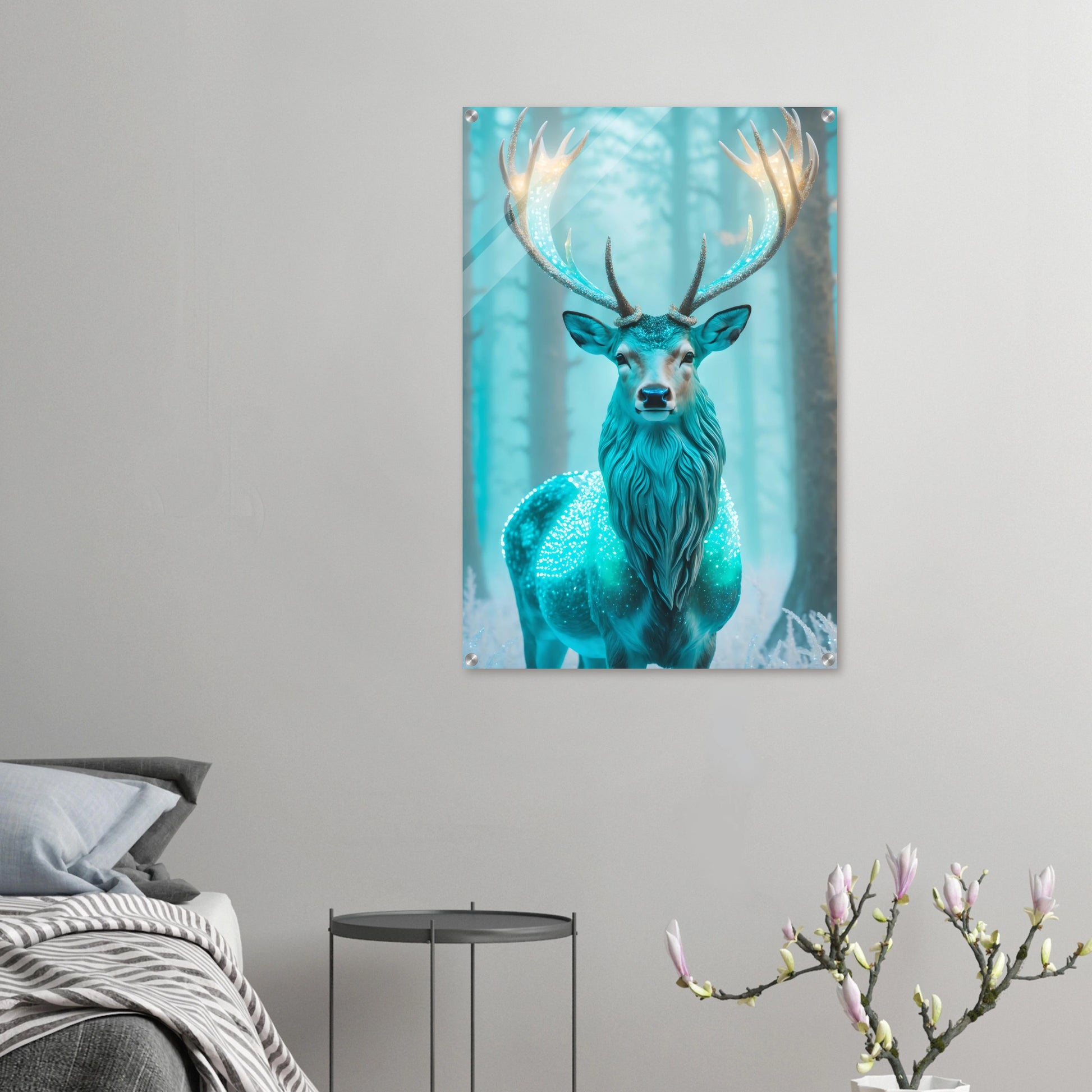 Digitales Kunstwerk eines Hirsches mit einem hell leuchtenden, kristallinen Geweih in einem nebligen blauen Winterwald. 60x90 cm. Acryl