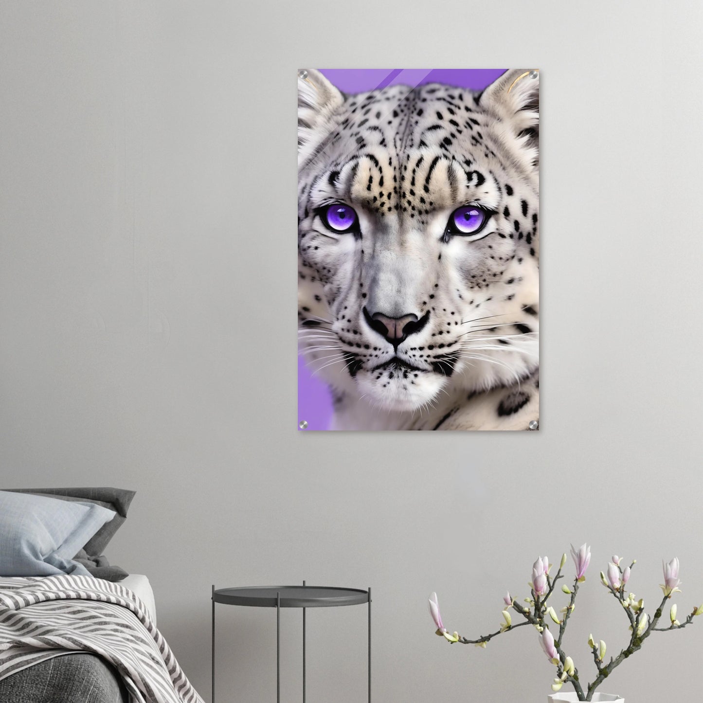 Nahaufnahme eines Schneeleoparden-Gesichts mit auffälligen, leuchtend violetten Augen vor einem hellvioletten Hintergrund. 60x90 cm. Acryl