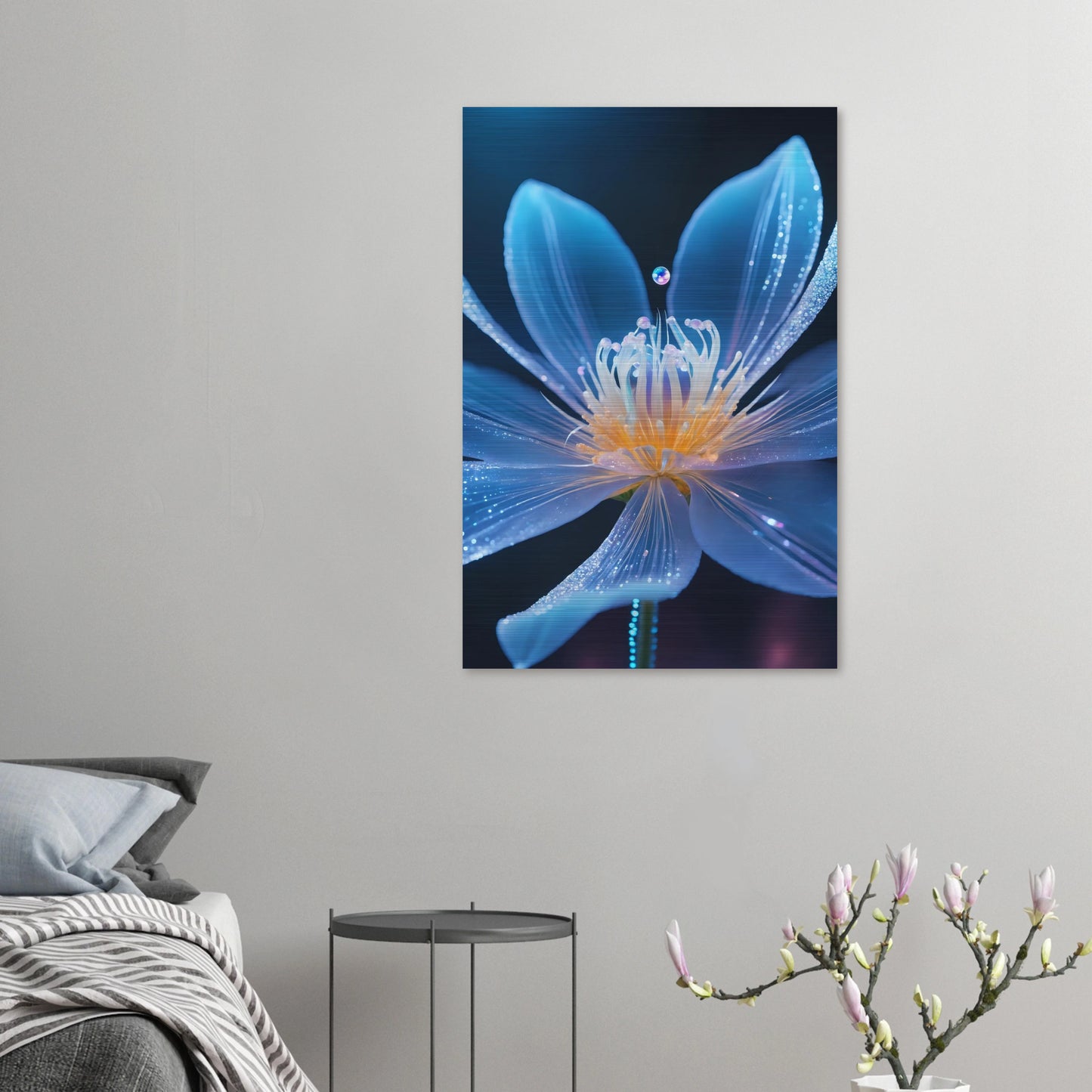 Digitales Wandbild einer blau leuchtenden Blüte mit goldenem Kern und schimmernden Lichtpartikeln auf dunklem Grund. 60x90 cm. Brushed