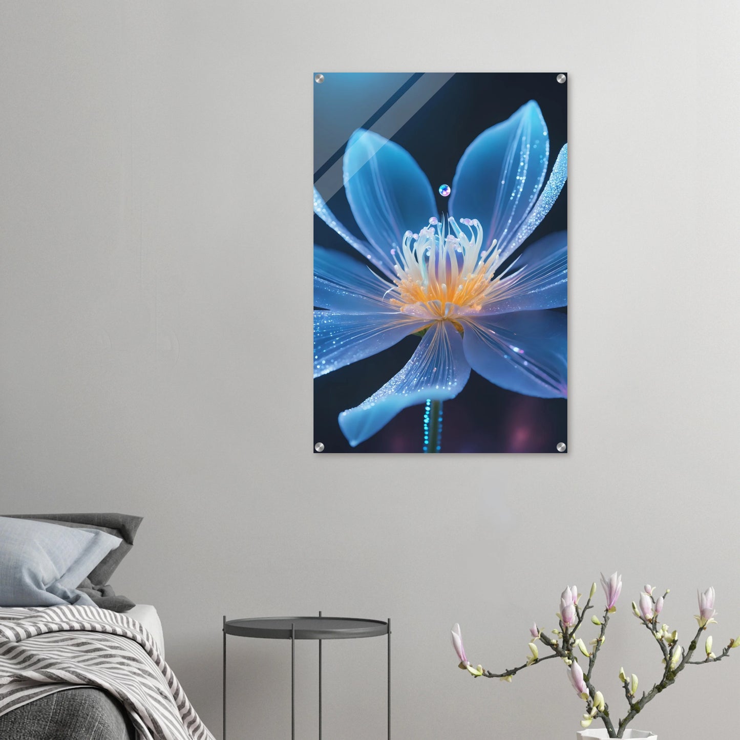 Digitales Wandbild einer blau leuchtenden Blüte mit goldenem Kern und schimmernden Lichtpartikeln auf dunklem Grund. 60x90 cm. Acryl