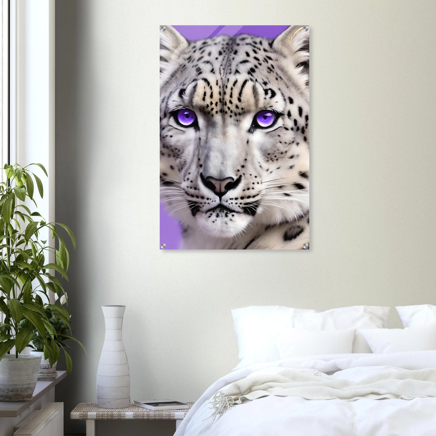 Nahaufnahme eines Schneeleoparden-Gesichts mit auffälligen, leuchtend violetten Augen vor einem hellvioletten Hintergrund. 60x90 cm. Acryl