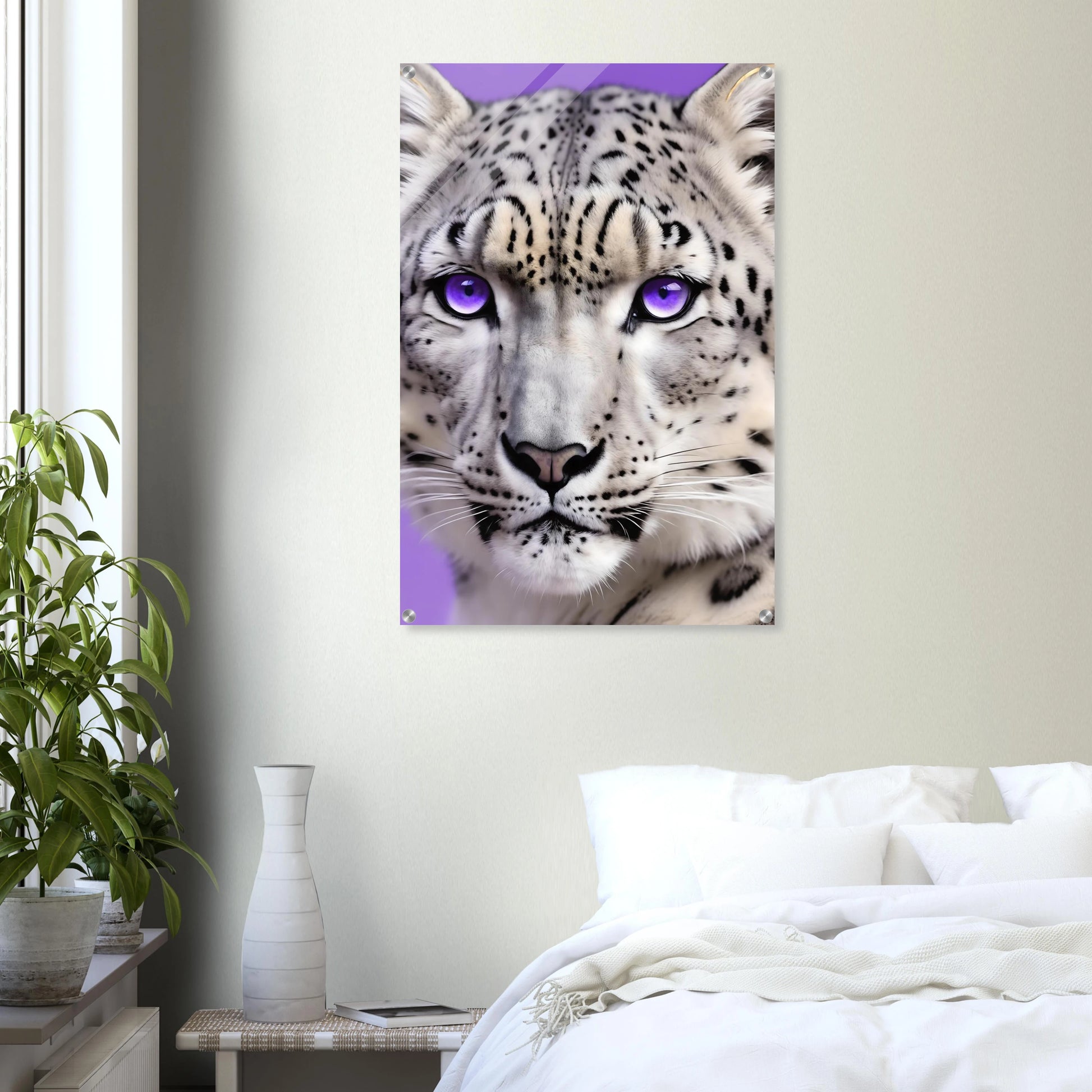 Nahaufnahme eines Schneeleoparden-Gesichts mit auffälligen, leuchtend violetten Augen vor einem hellvioletten Hintergrund. 60x90 cm. Acryl