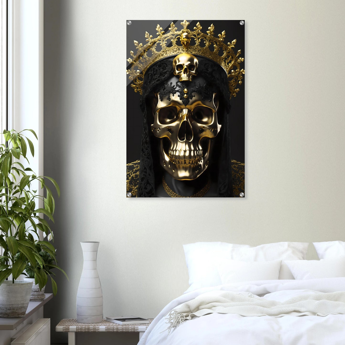 Modernes Wandbild eines golden glänzenden Schädels mit einer großen, filigranen Goldkrone vor dunklem Hintergrund. 60x90 cm. Acryl