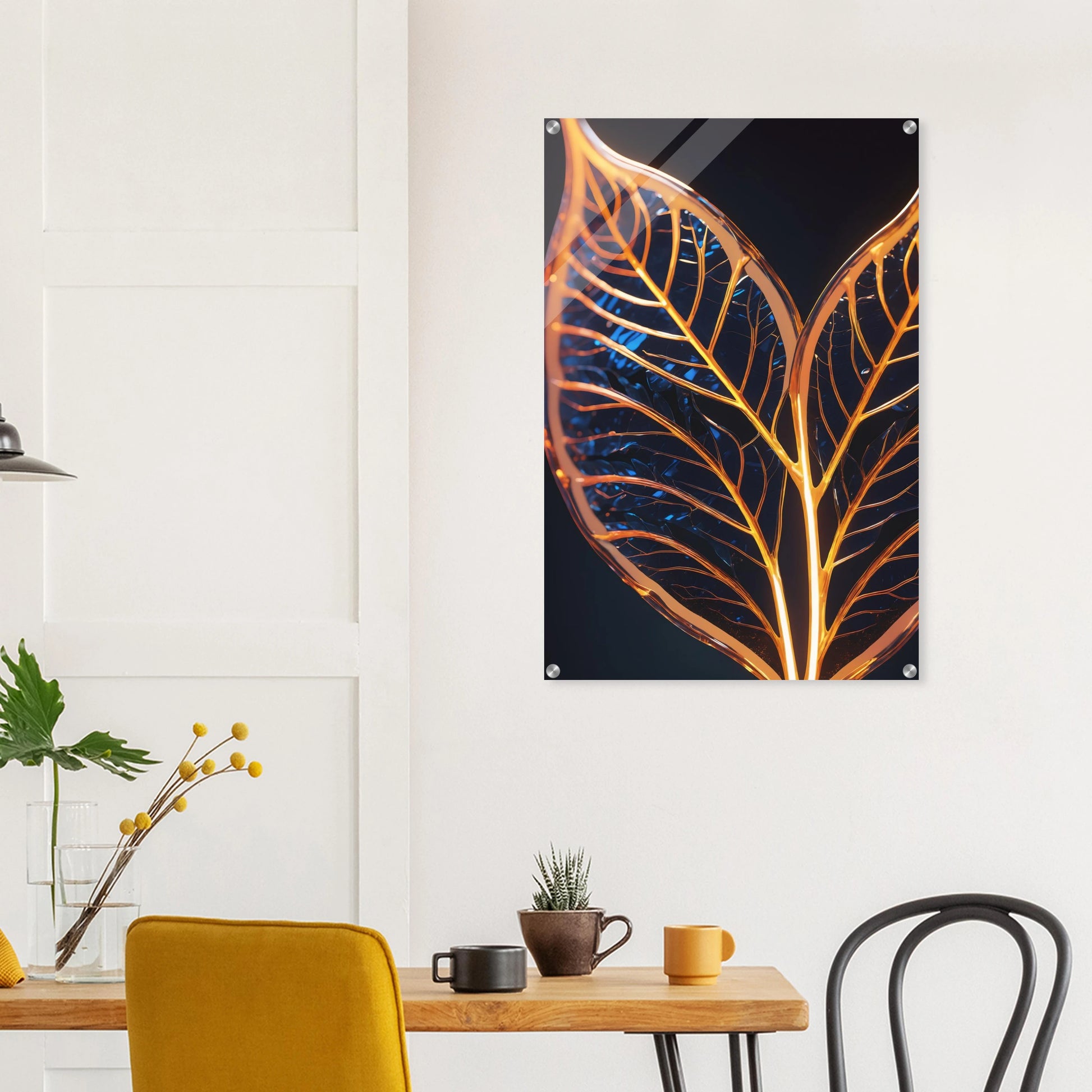 Modernes Wandbild mit zwei goldenen, gläsernen Blättern in Makroaufnahme auf dunklem Hintergrund, Format 60x90 cm. Acryl