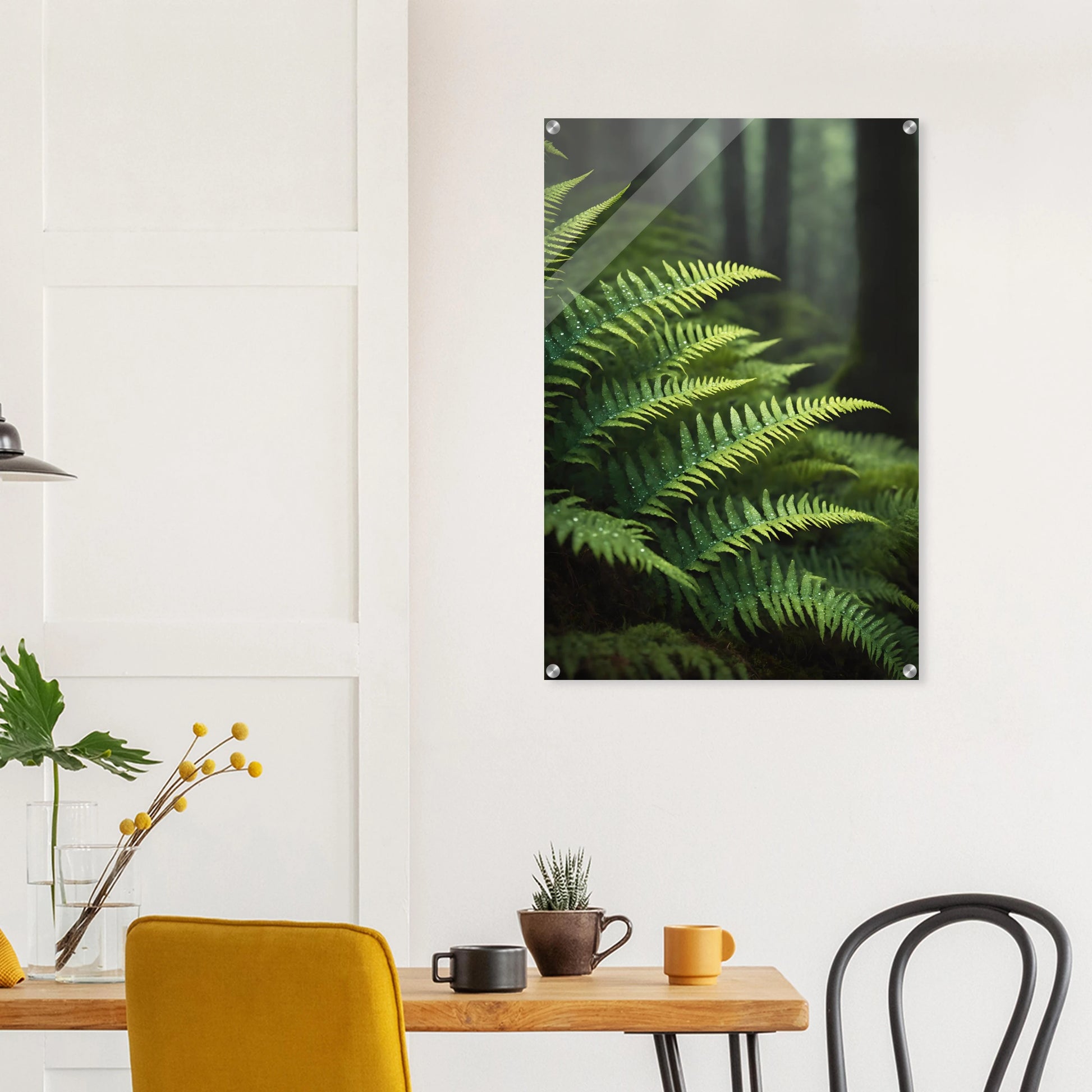 Nahaufnahme von grünen Farnwedeln mit Tautropfen in einem dichten, nebligen Wald mit weichem Hintergrund. 60x90 cm. Acryl