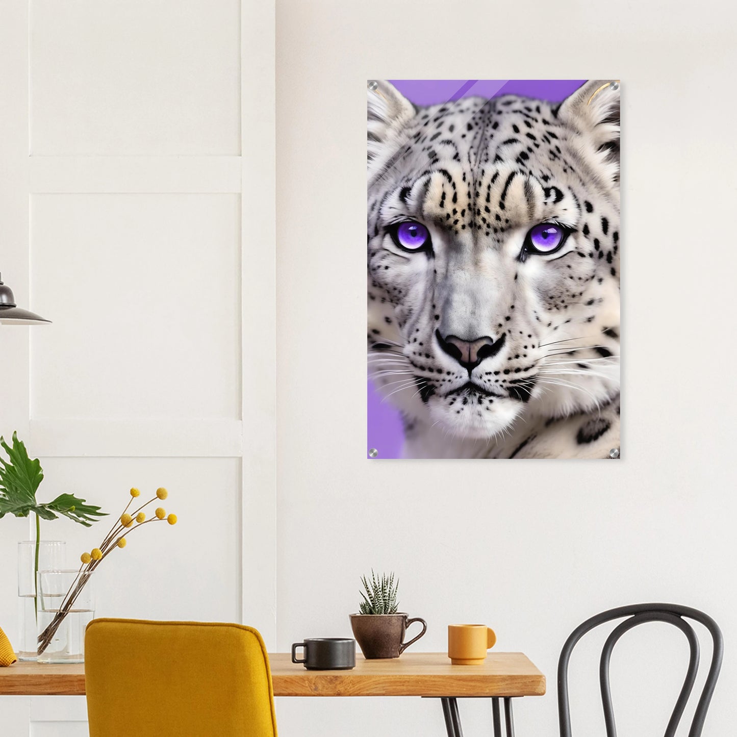 Nahaufnahme eines Schneeleoparden-Gesichts mit auffälligen, leuchtend violetten Augen vor einem hellvioletten Hintergrund. 60x90 cm. Acryl